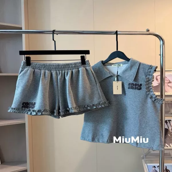 미우미우 폴로 칼라 자수 베스트 숏팬츠 세트