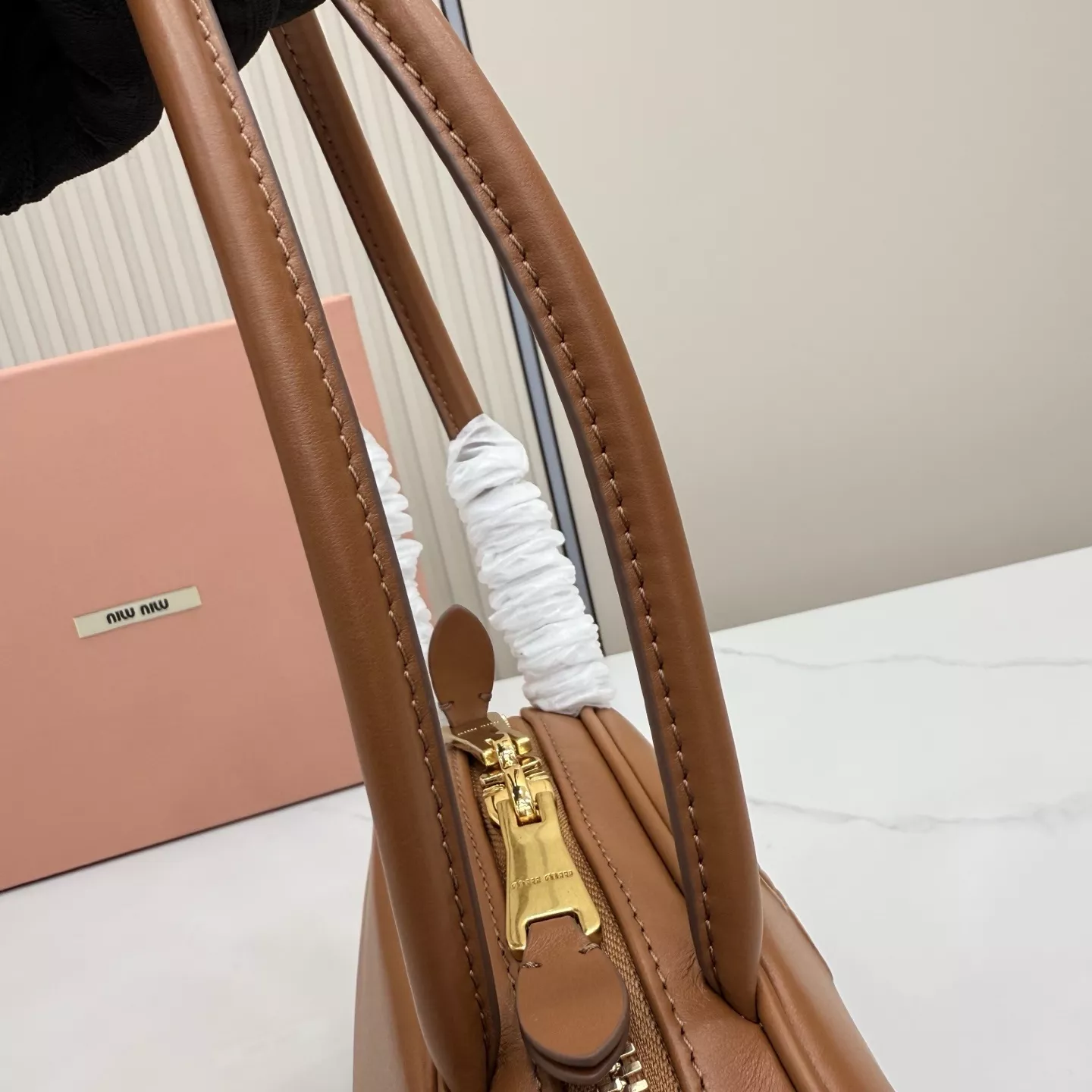 미우미우 반원형 볼링 스타일 핸드백 상세 이미지 5