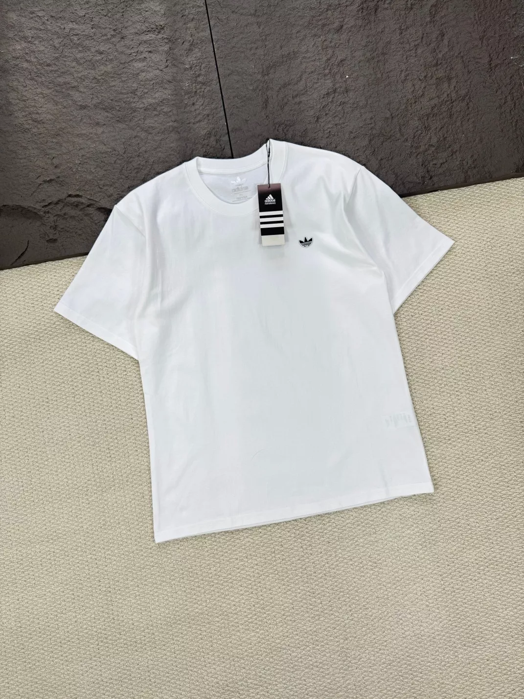 아디다스 삼선 로고 패치 라운드 반팔 티 상세 이미지 5