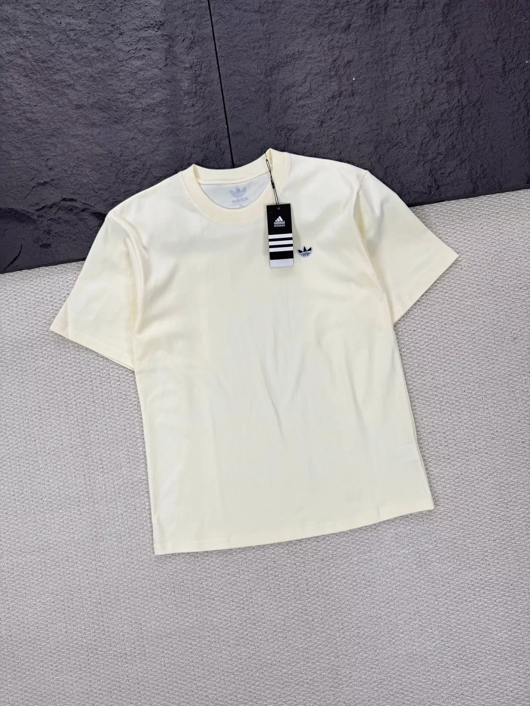 아디다스 삼선 로고 패치 라운드 반팔 티 상세 이미지 6