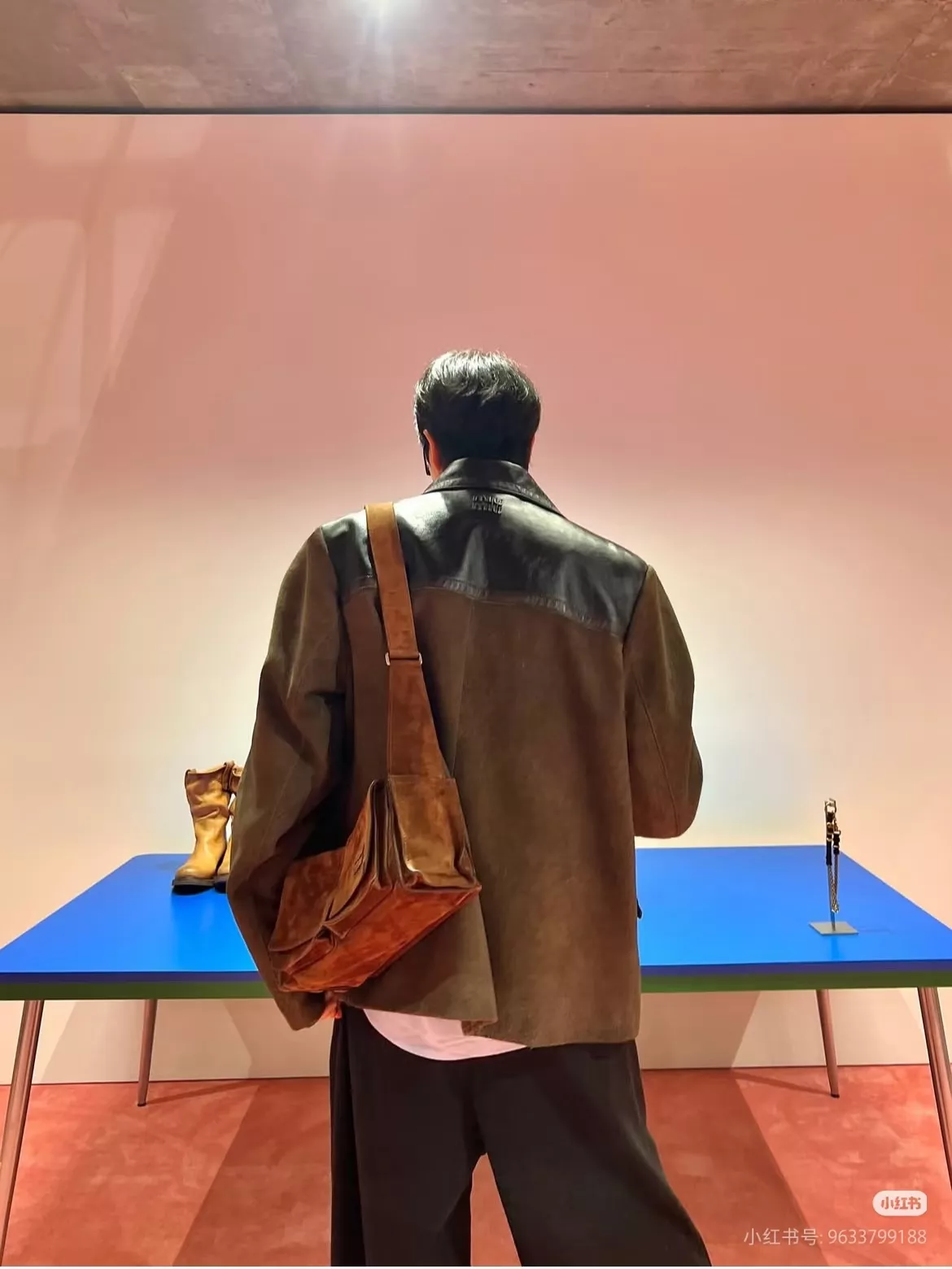 미우미우 빈티지 무드 스웨이드 멀티포켓 백 상세 이미지 18