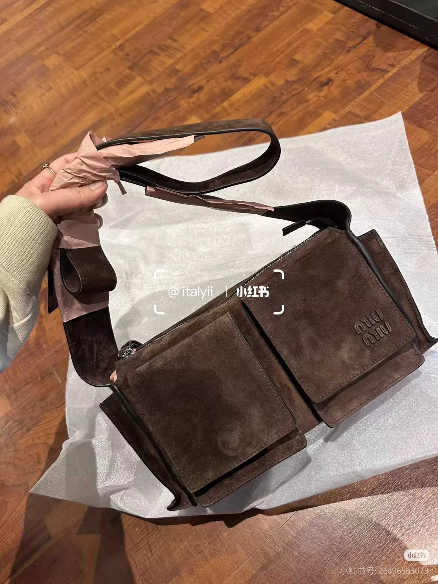 미우미우 빈티지 무드 스웨이드 멀티포켓 백 상세 이미지 11