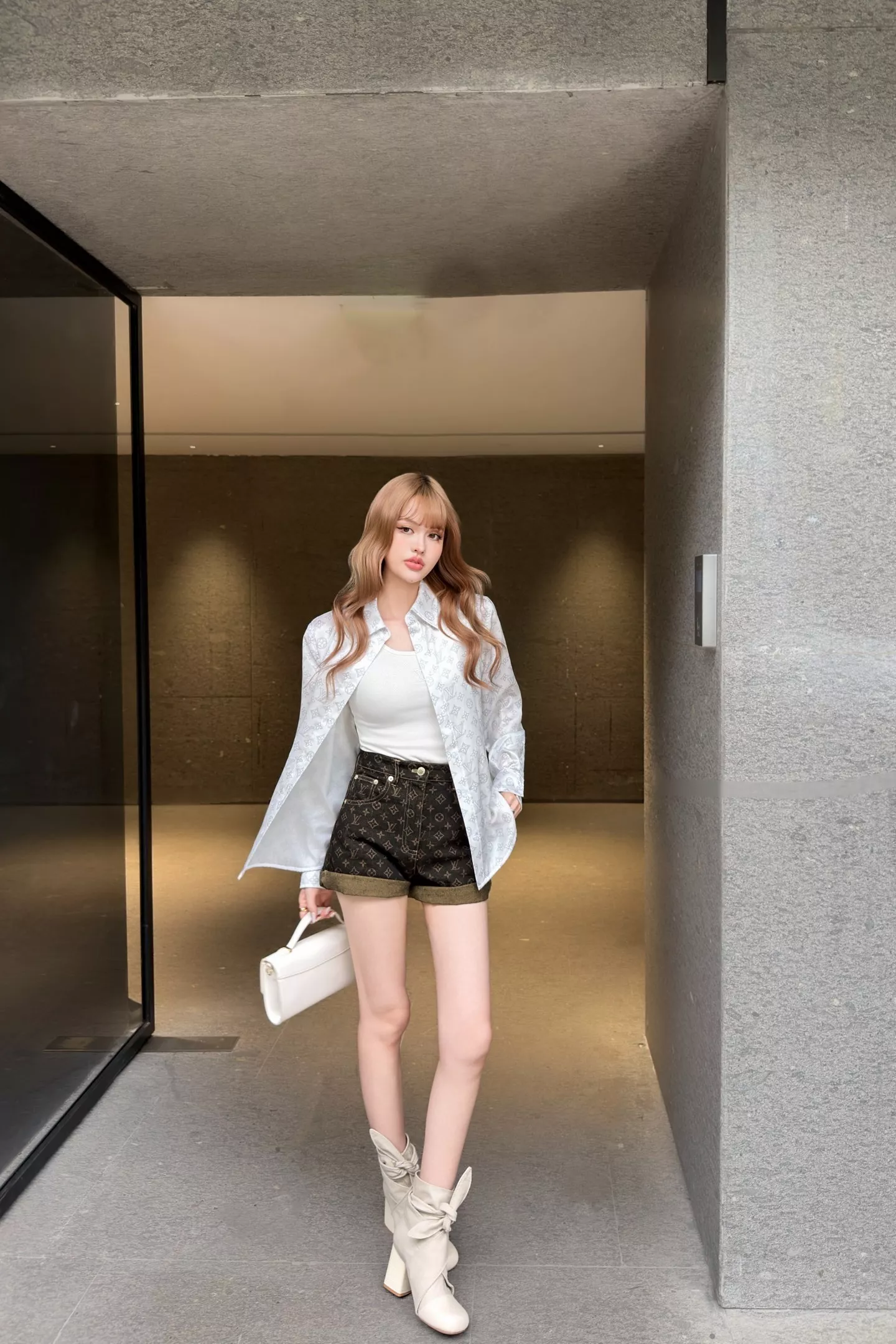 루이비통 화이트 모노그램 카라 셔츠 상세 이미지 40