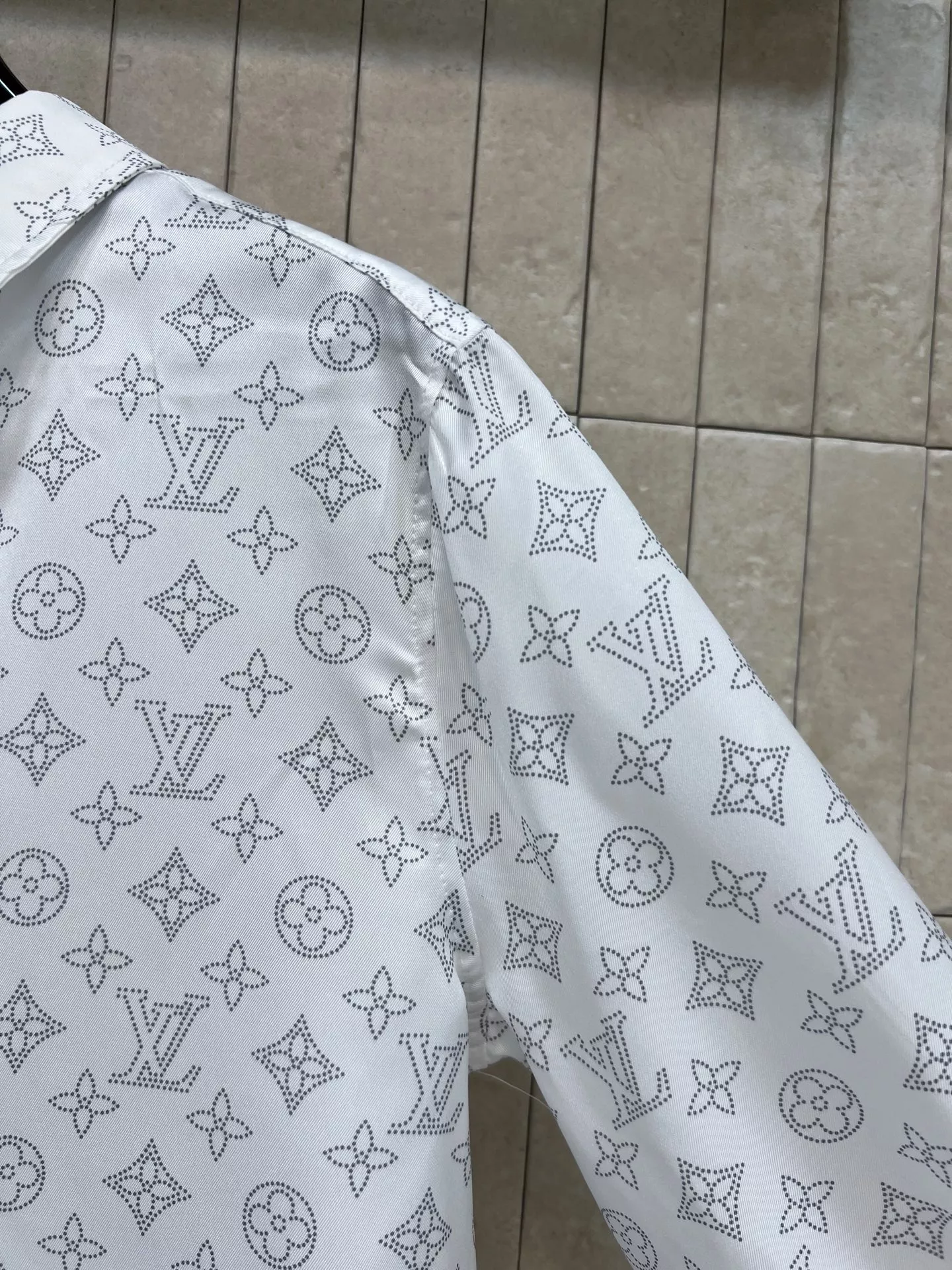 루이비통 화이트 모노그램 카라 셔츠 상세 이미지 5
