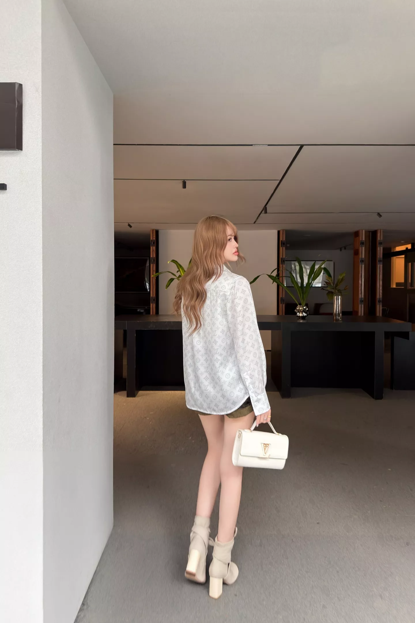 루이비통 화이트 모노그램 카라 셔츠 상세 이미지 35