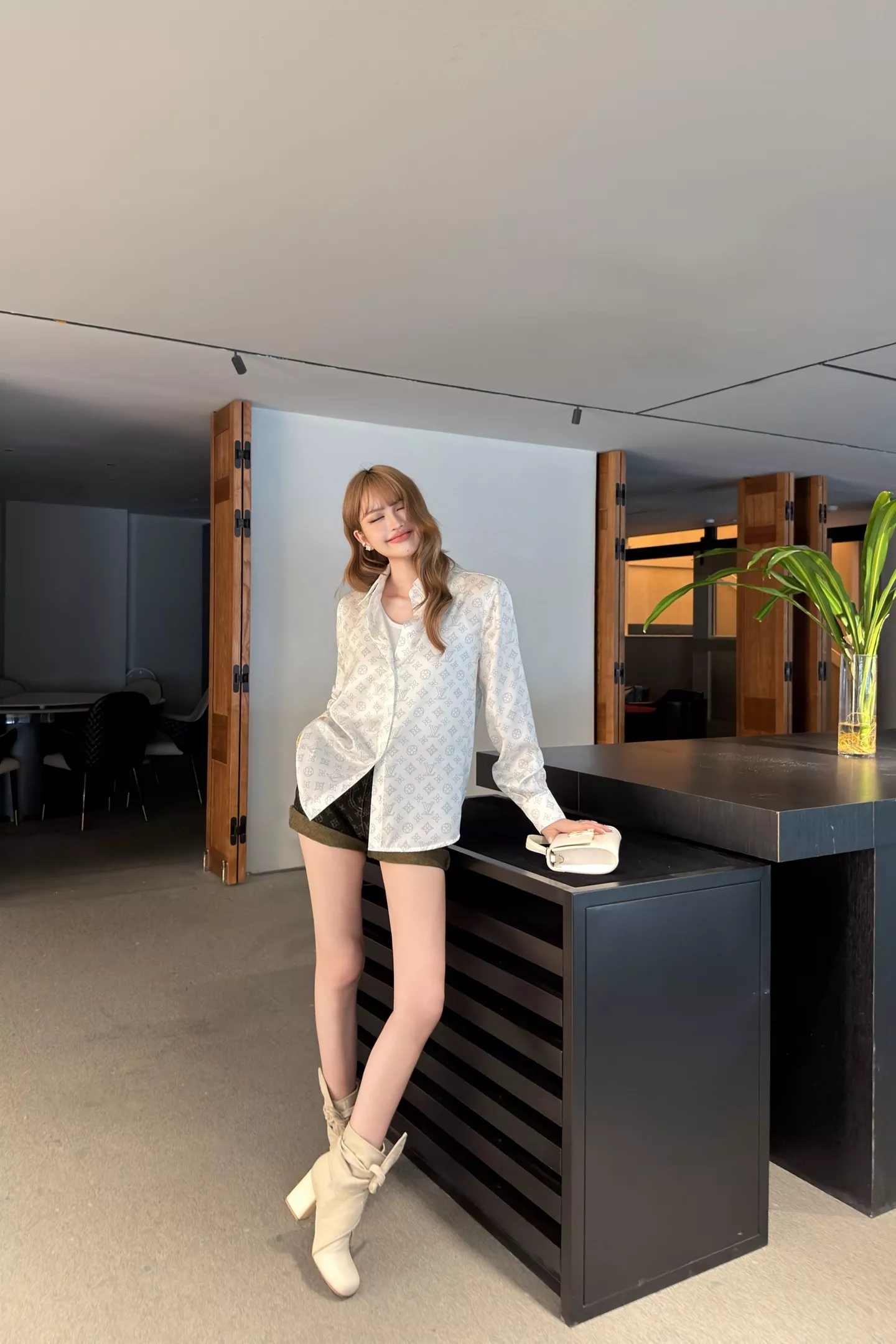 루이비통 화이트 모노그램 카라 셔츠 상세 이미지 31