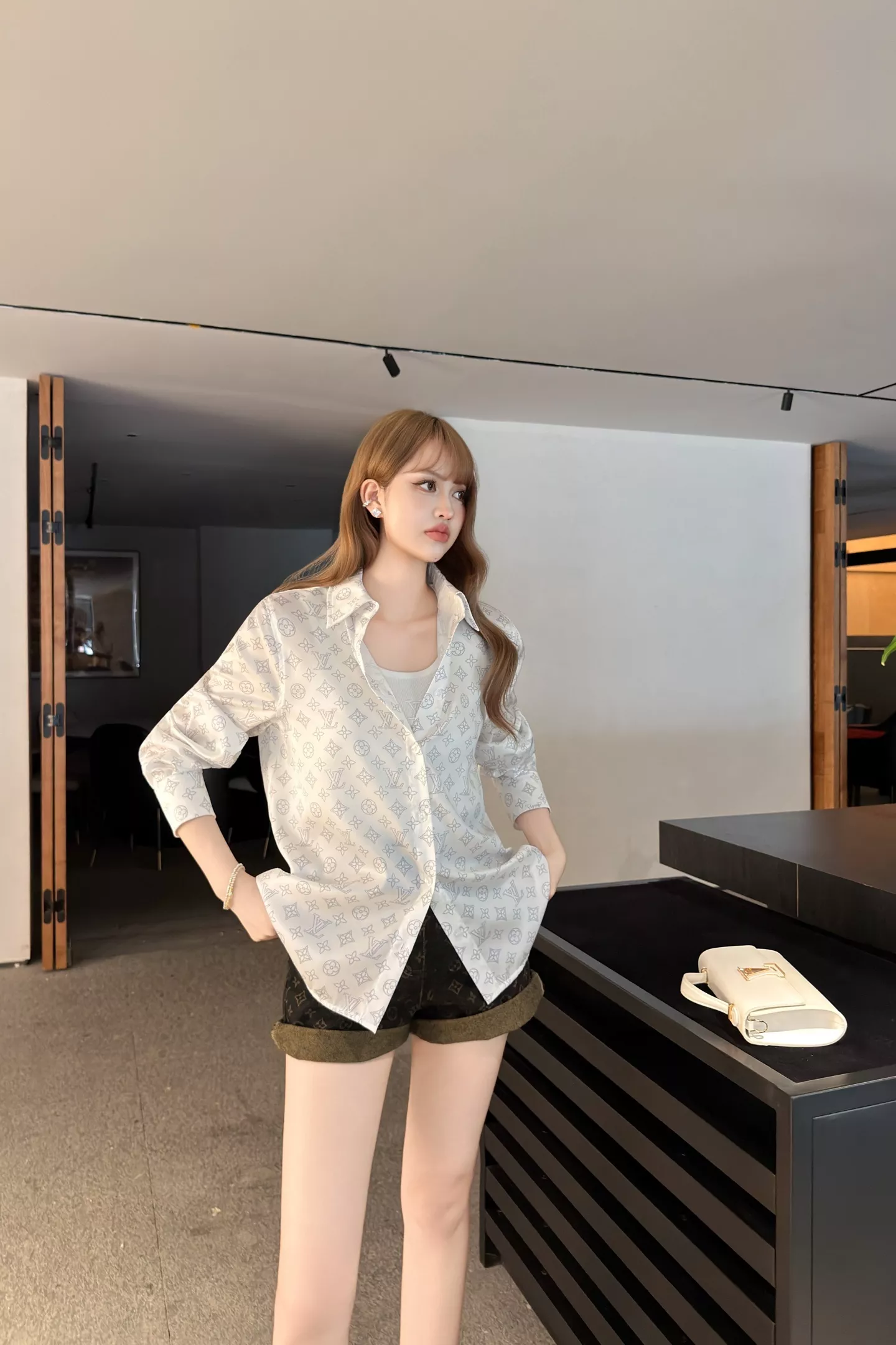 루이비통 화이트 모노그램 카라 셔츠 상세 이미지 30