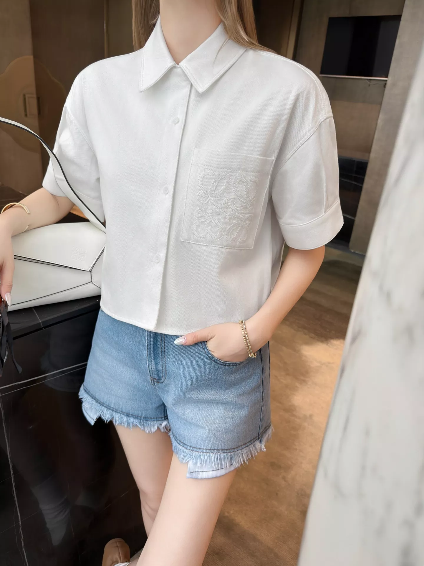 로에베 화이트 자수 크롭 데님 셔츠 상세 이미지 32