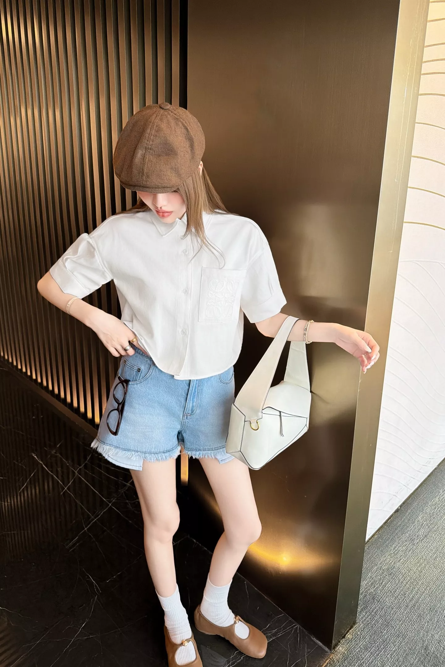 로에베 화이트 자수 크롭 데님 셔츠 상세 이미지 34