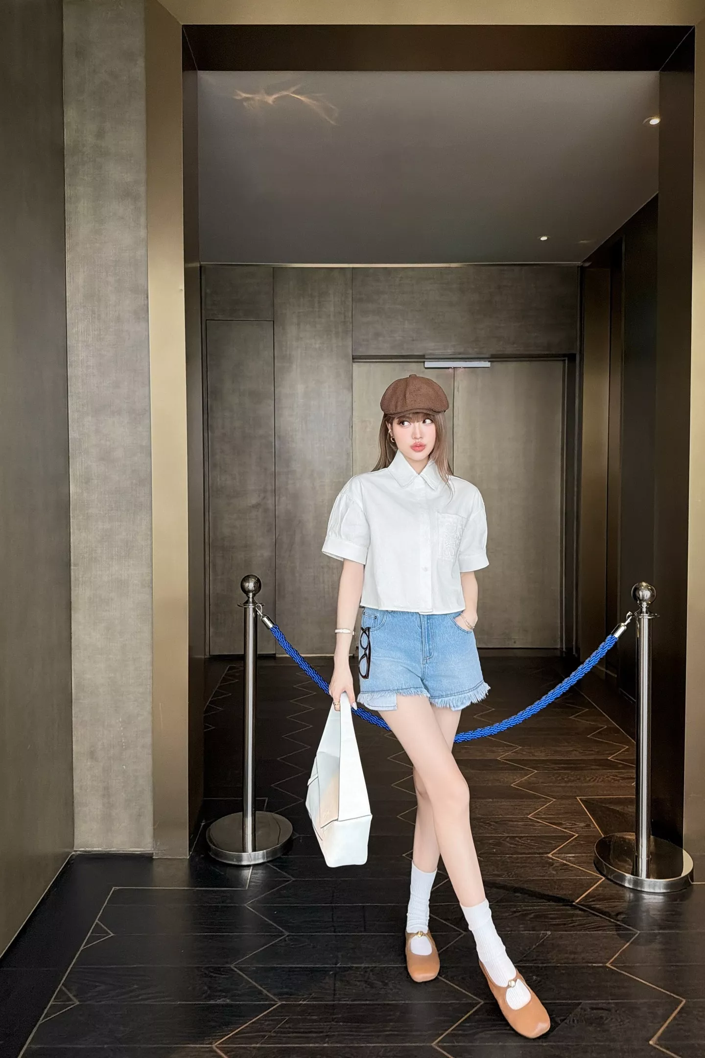 로에베 화이트 자수 크롭 데님 셔츠 상세 이미지 35