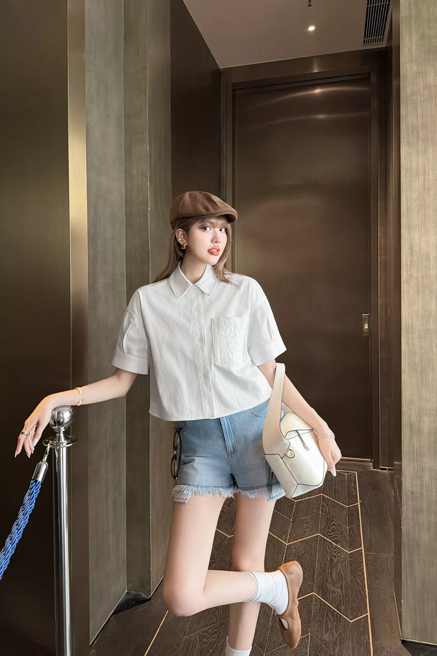 로에베 화이트 자수 크롭 데님 셔츠 상세 이미지 36