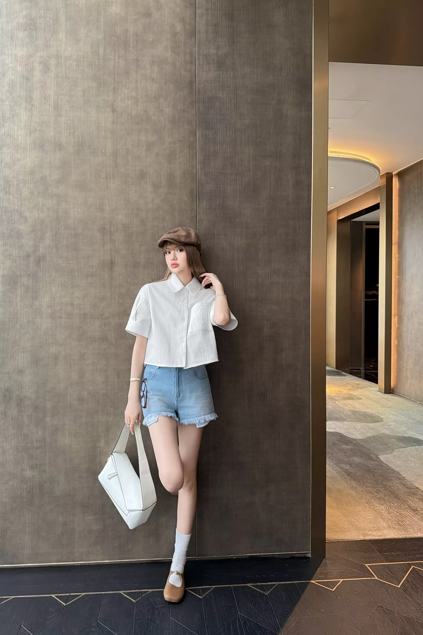 로에베 화이트 자수 크롭 데님 셔츠 상세 이미지 38