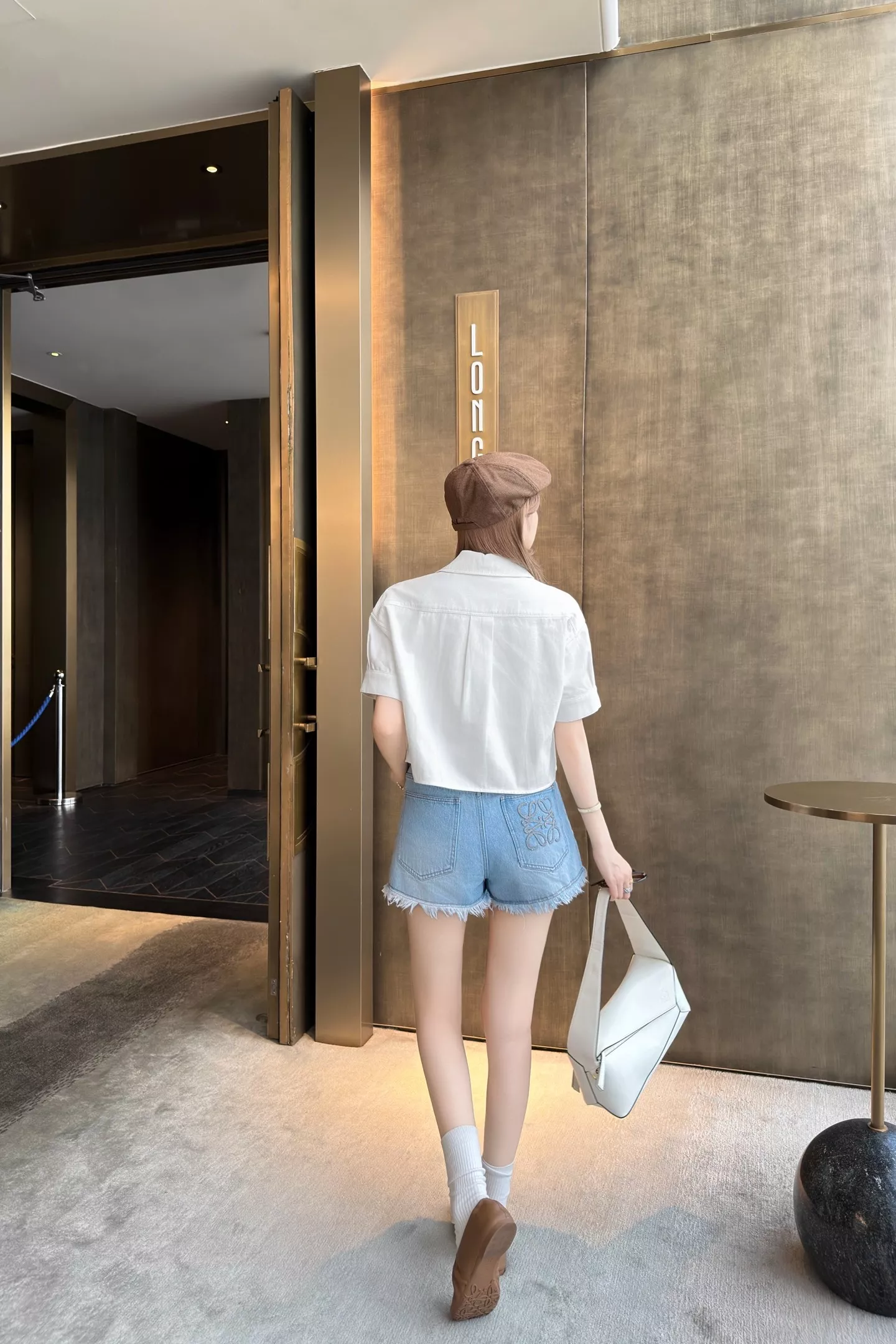 로에베 화이트 자수 크롭 데님 셔츠 상세 이미지 28
