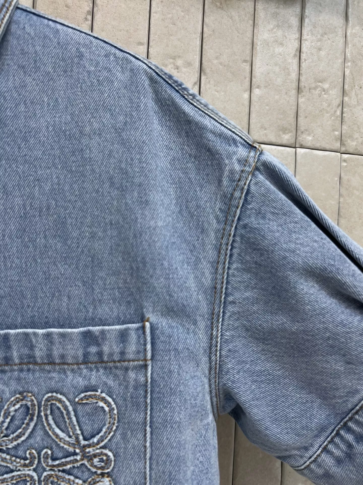 로에베 자수 포인트 크롭 데님 셔츠 상세 이미지 5