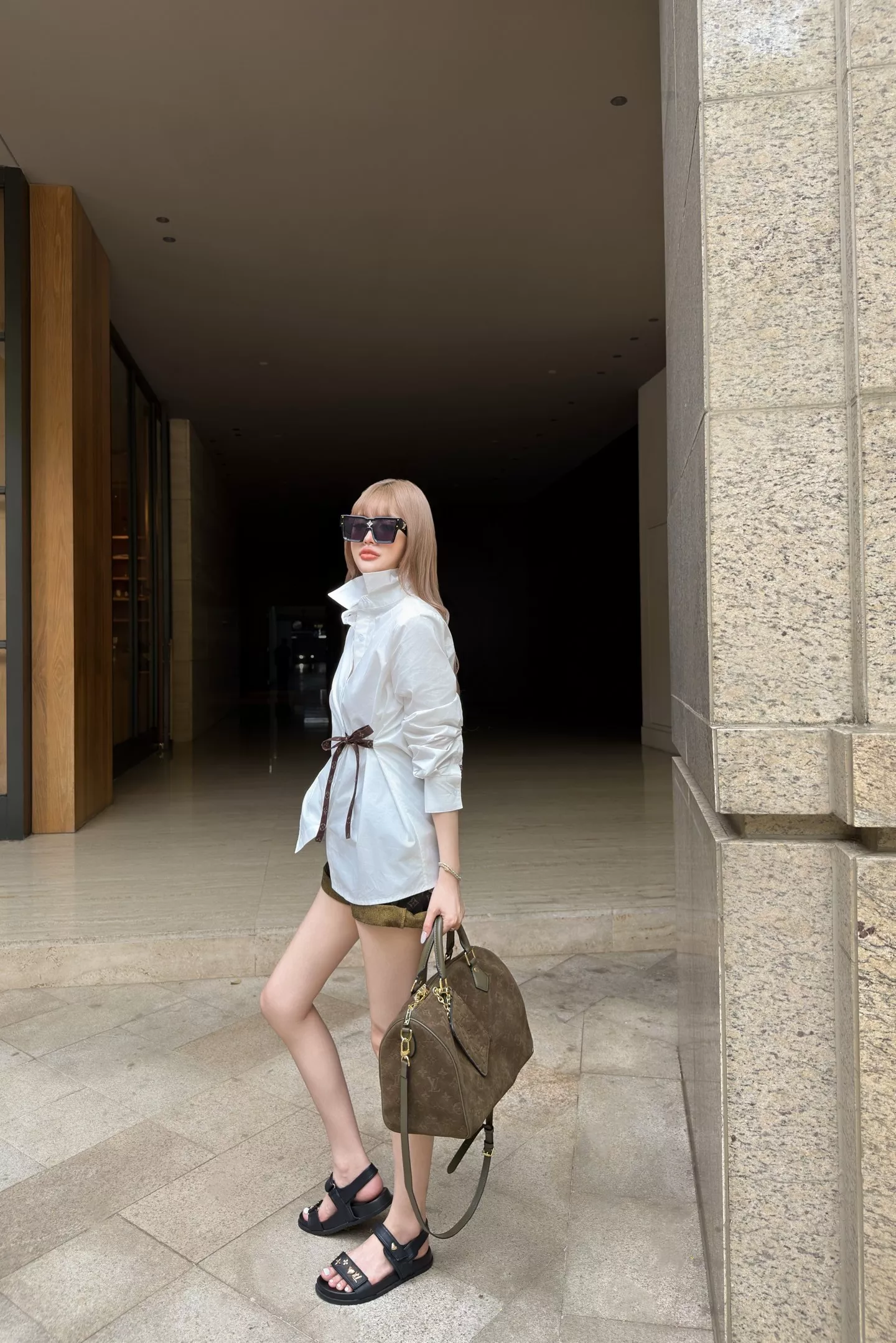 로에베 허리 스트랩 포인트 화이트 셔츠 상세 이미지 65