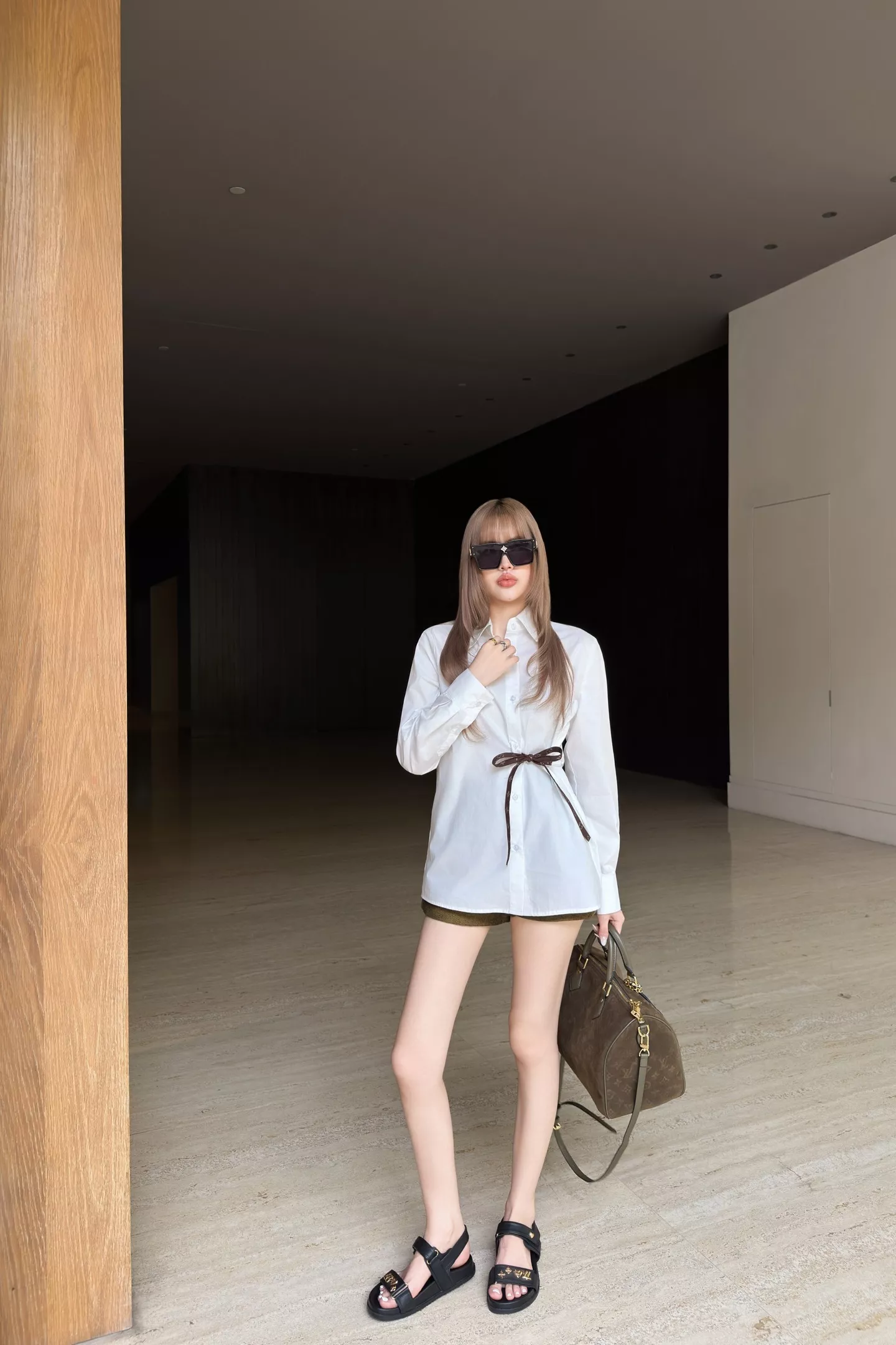로에베 허리 스트랩 포인트 화이트 셔츠 상세 이미지 61