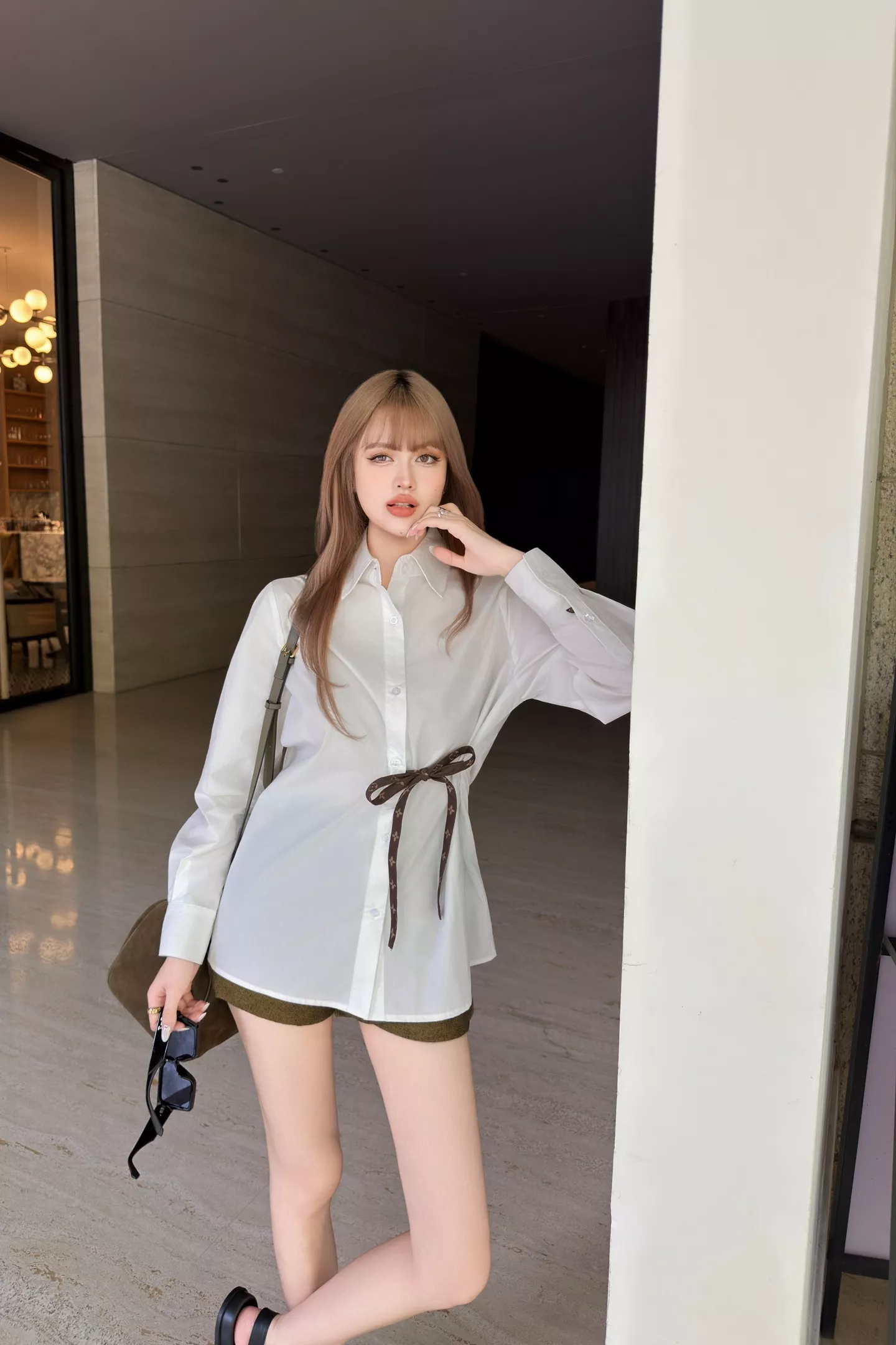 로에베 허리 스트랩 포인트 화이트 셔츠 상세 이미지 57