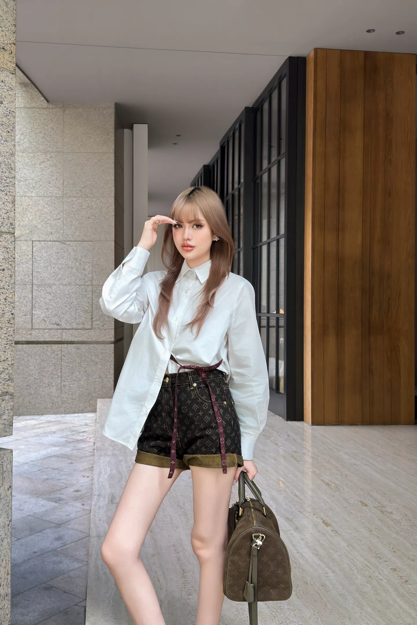 로에베 허리 스트랩 포인트 화이트 셔츠 상세 이미지 63