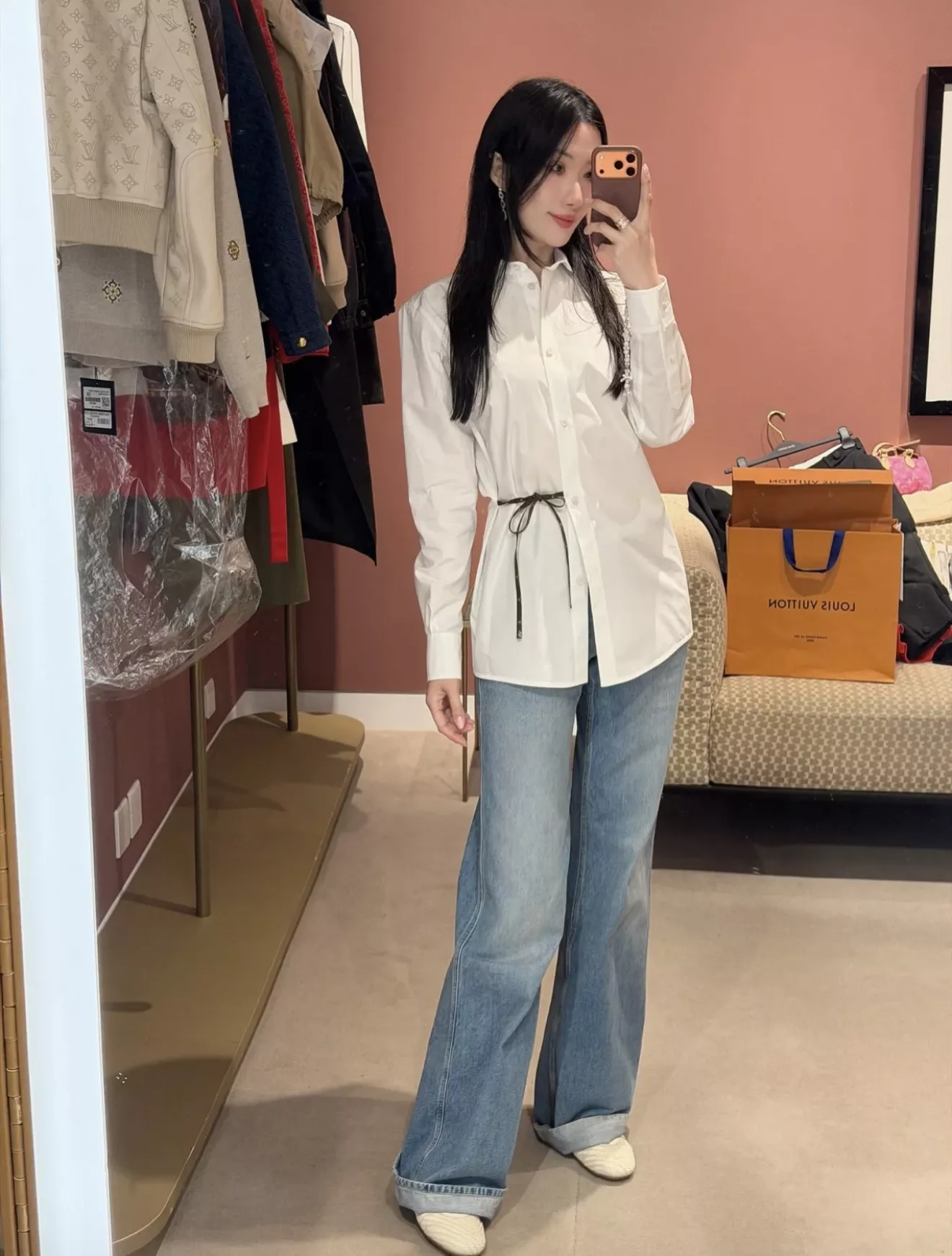 로에베 허리 스트랩 포인트 화이트 셔츠 상세 이미지 38