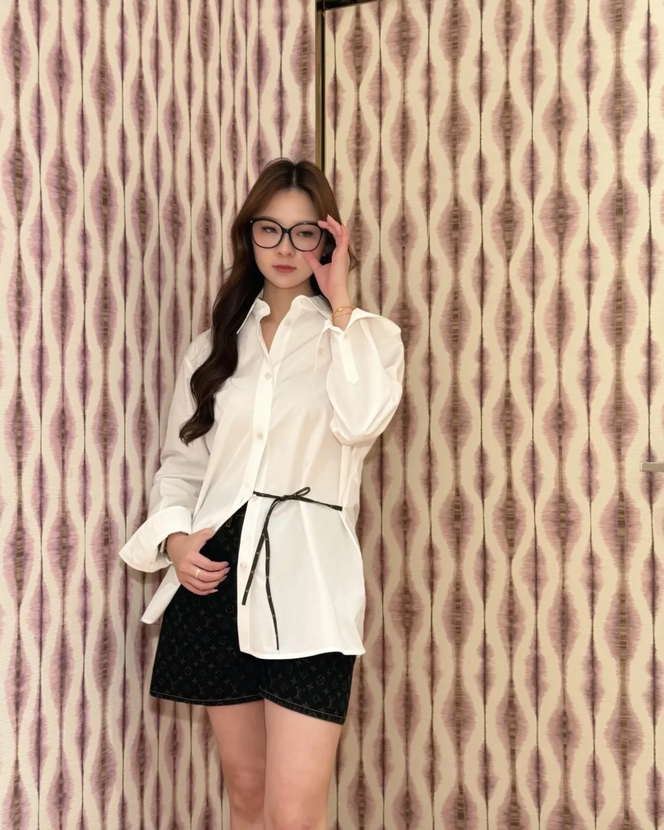 로에베 허리 스트랩 포인트 화이트 셔츠 상세 이미지 29