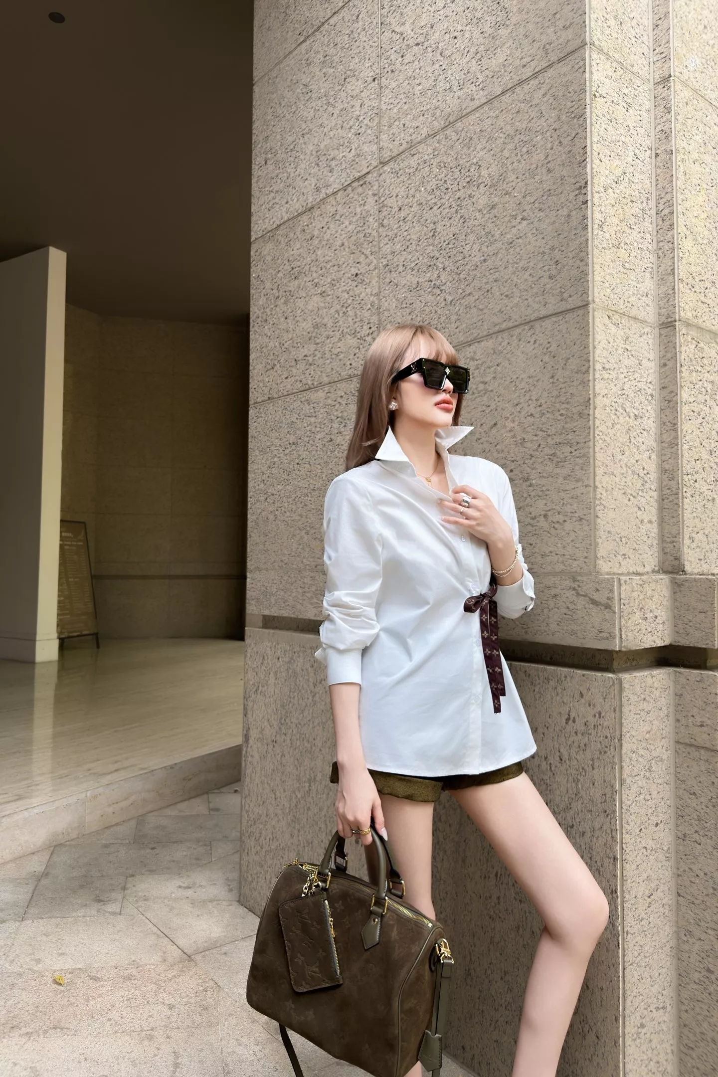 로에베 허리 스트랩 포인트 화이트 셔츠 상세 이미지 60