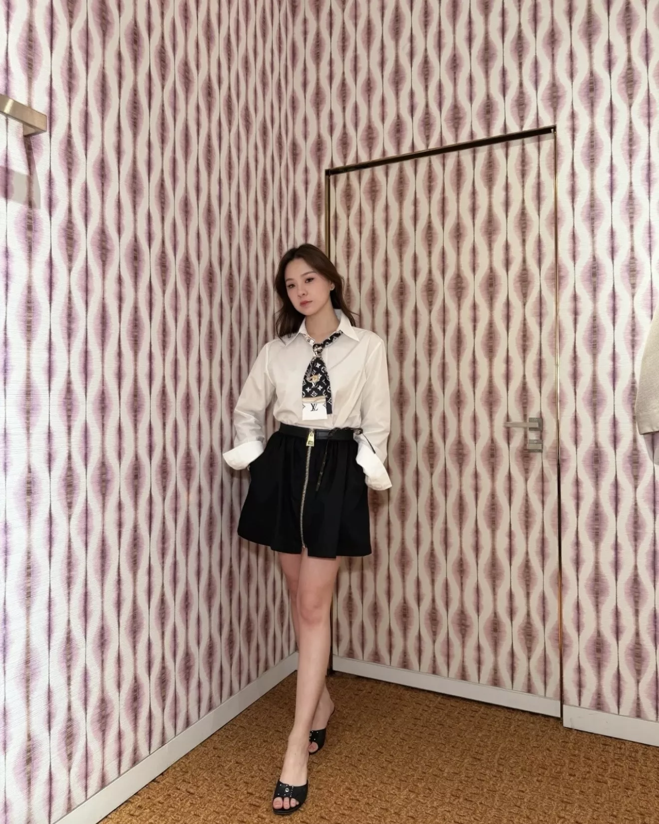 로에베 허리 스트랩 포인트 화이트 셔츠 상세 이미지 27