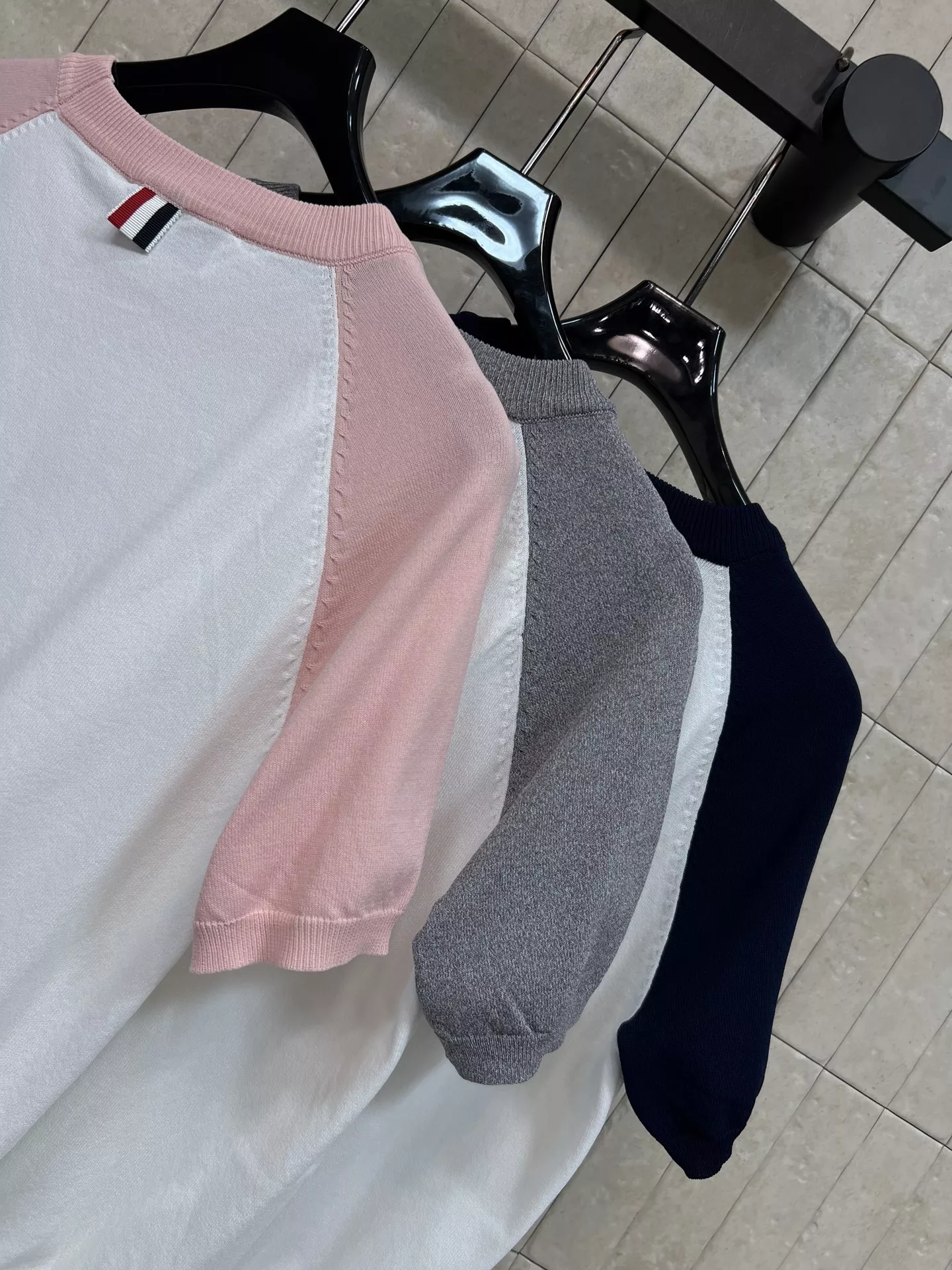 톰브라운 자수 배색 래글런 반소매 상의 상세 이미지 8