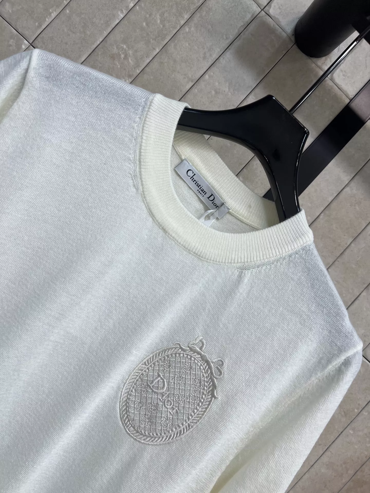 디올 울 자수 반팔 니트 티셔츠 상세 이미지 2