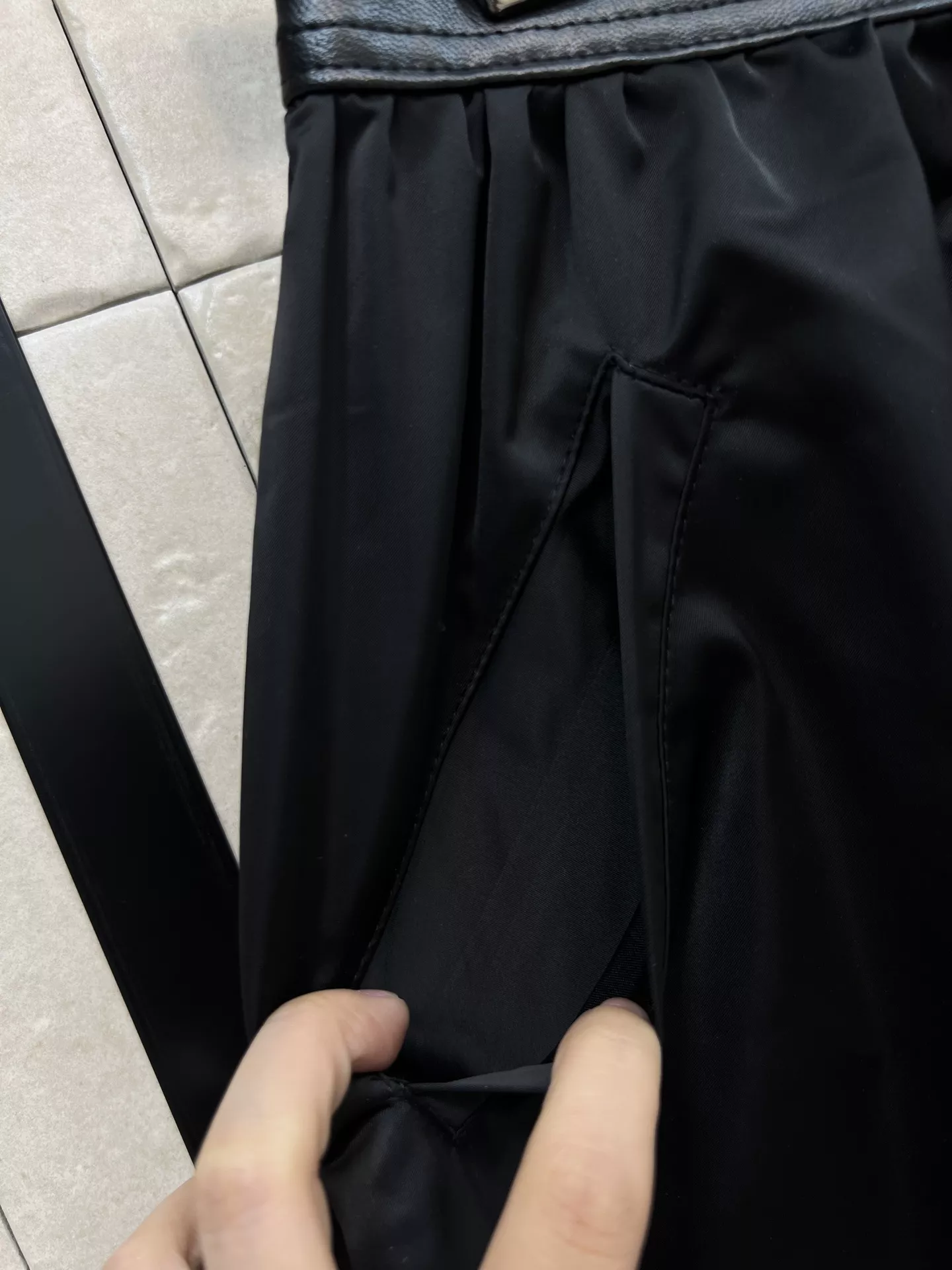 로에베 블랙 레더 A라인 하이웨이스트 스커트 상세 이미지 5