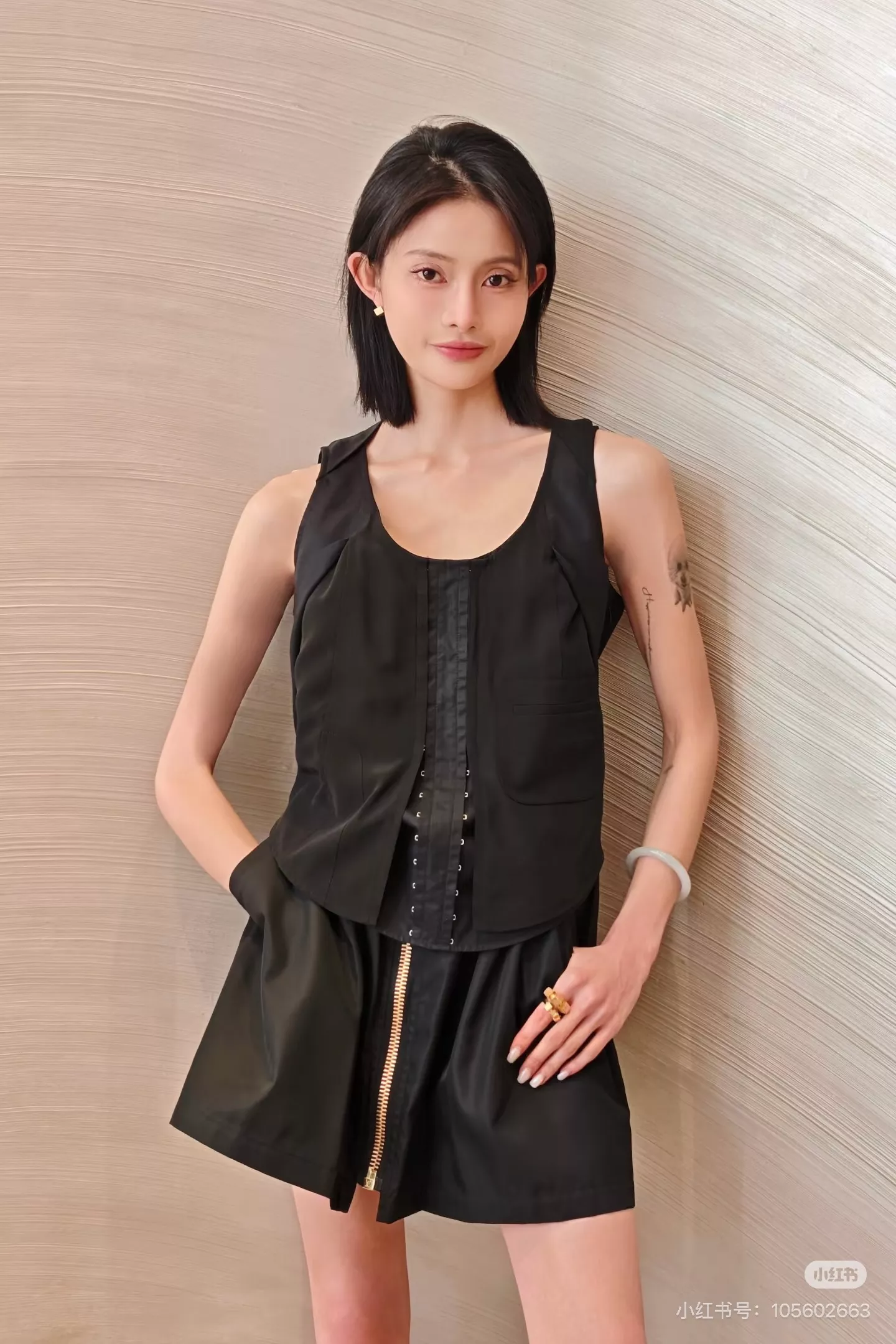 로에베 블랙 레더 크롭 집업 재킷 상세 이미지 25