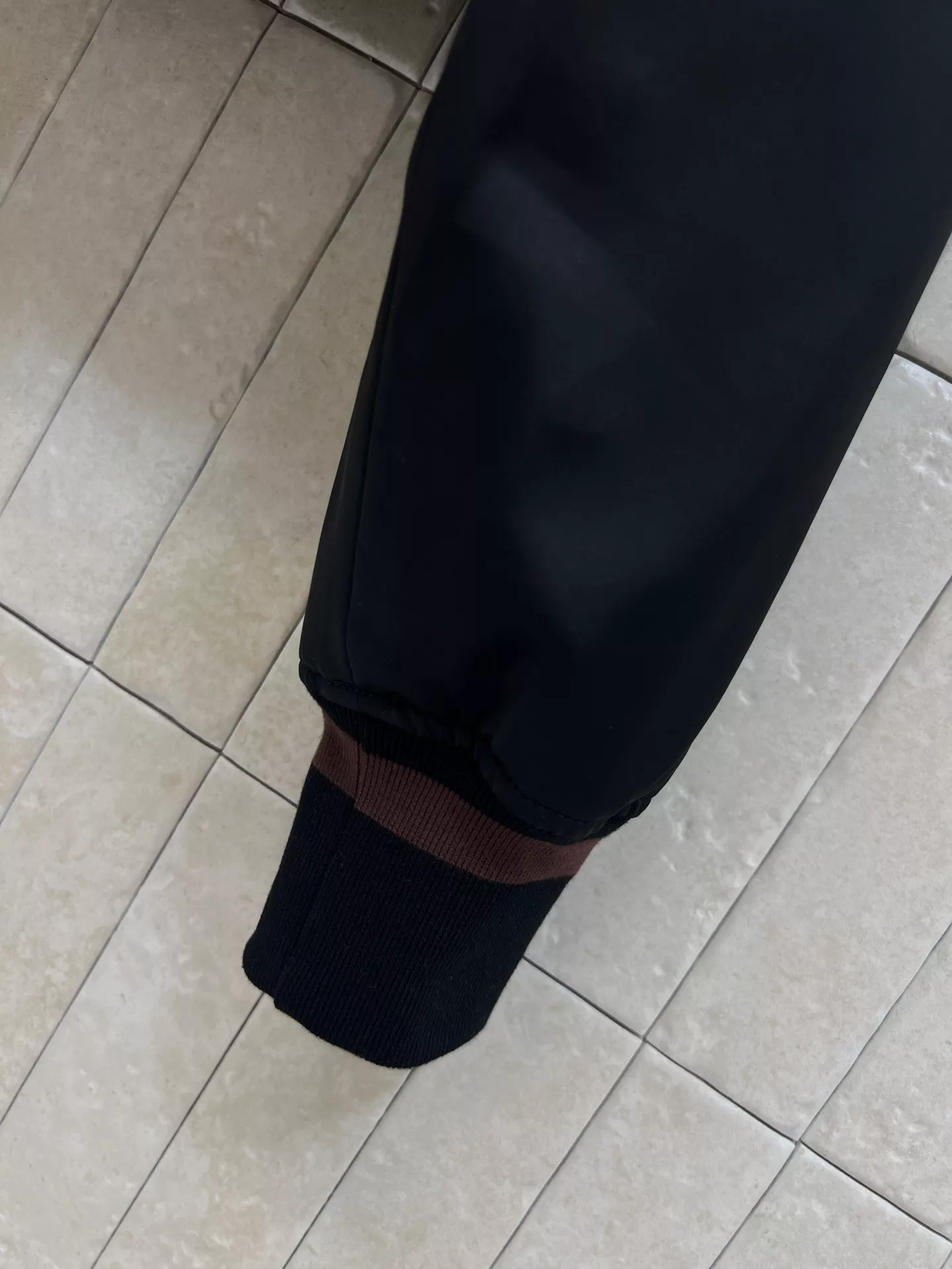 로에베 블랙 레더 크롭 집업 재킷 상세 이미지 5