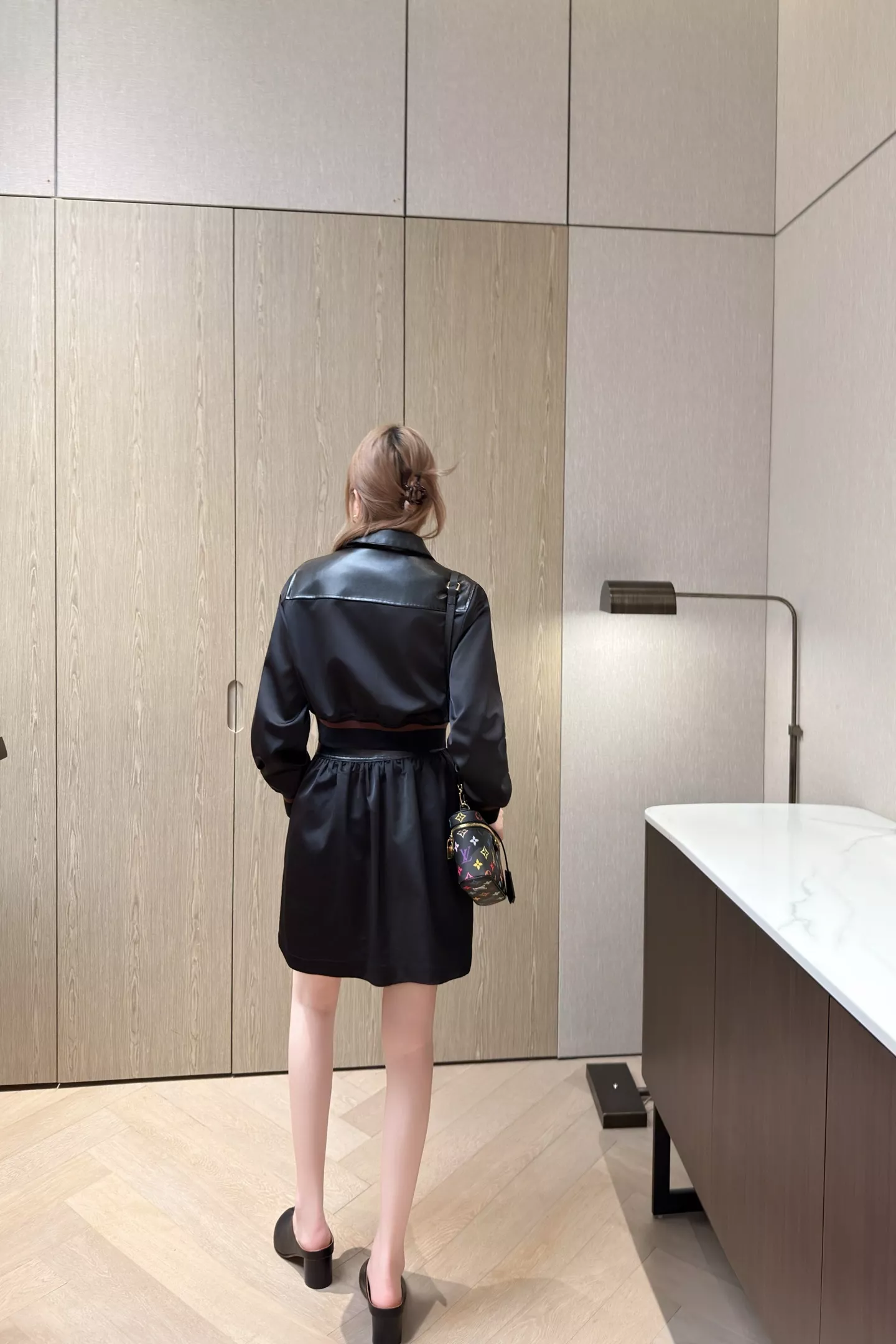 로에베 블랙 레더 크롭 집업 재킷 상세 이미지 37