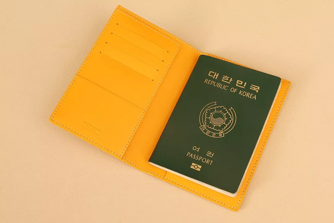 고야드 모노그램 패턴 여권 수납 케이스 상세 이미지 3