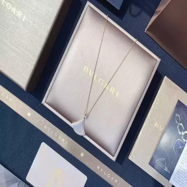 불가리 화이트 자개 펜던트 네크리스