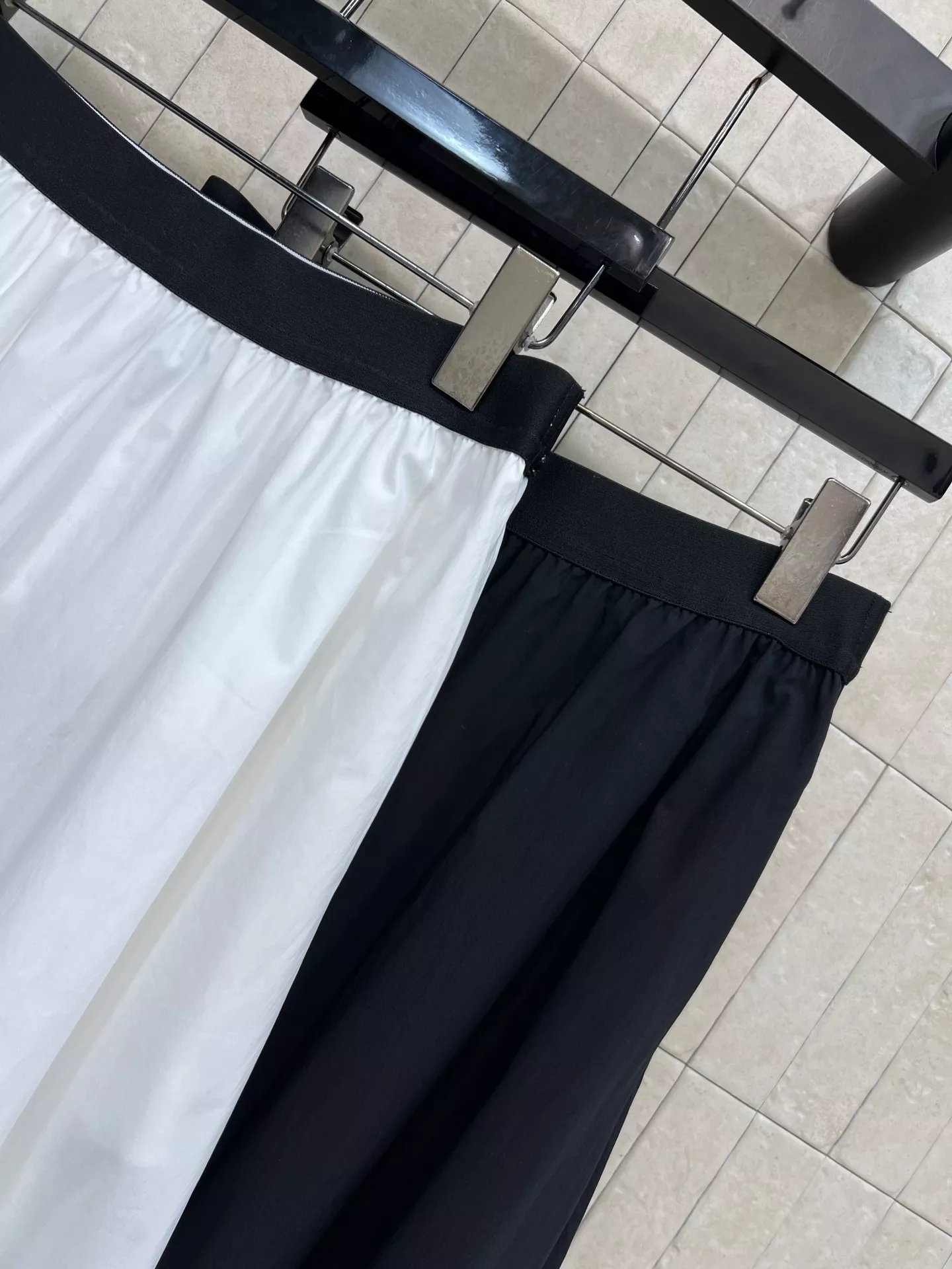 프라다 삼각 로고 배색 허리 밴딩 스커트 상세 이미지 8