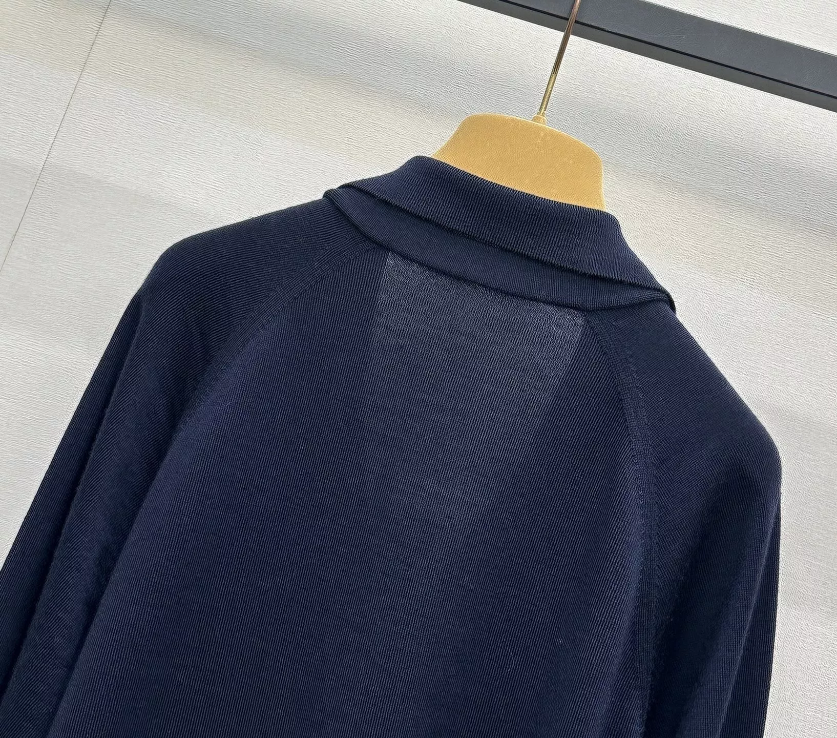 미우미우 로고 자수 브이넥 카라 가디건 상세 이미지 9