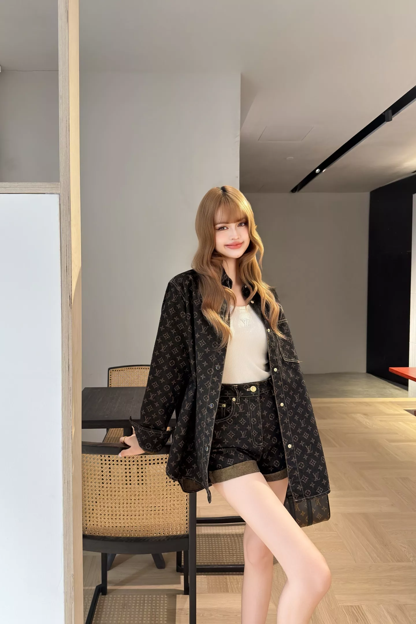 루이비통 모노그램 하이웨이스트 데님 쇼츠 상세 이미지 26