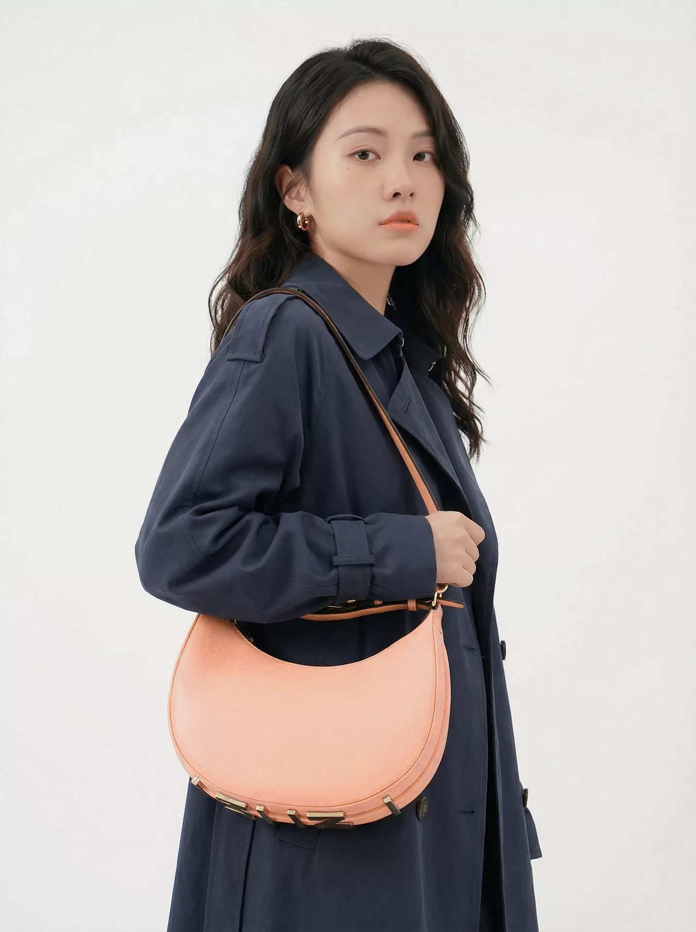 펜디 로고 장식 하프문 숄더백 상세 이미지 1