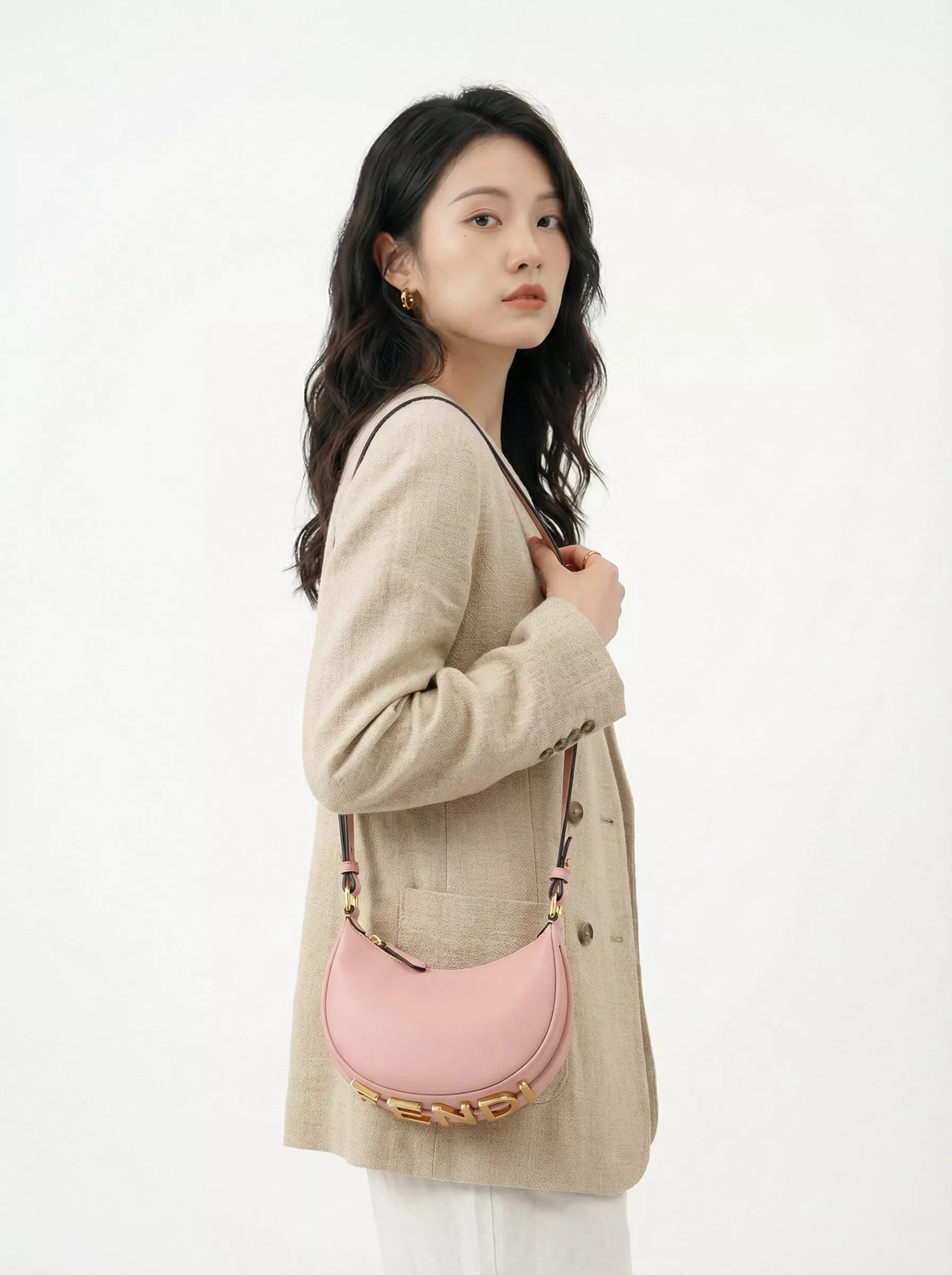 펜디 로고 장식 반달 라인 백 상세 이미지 1