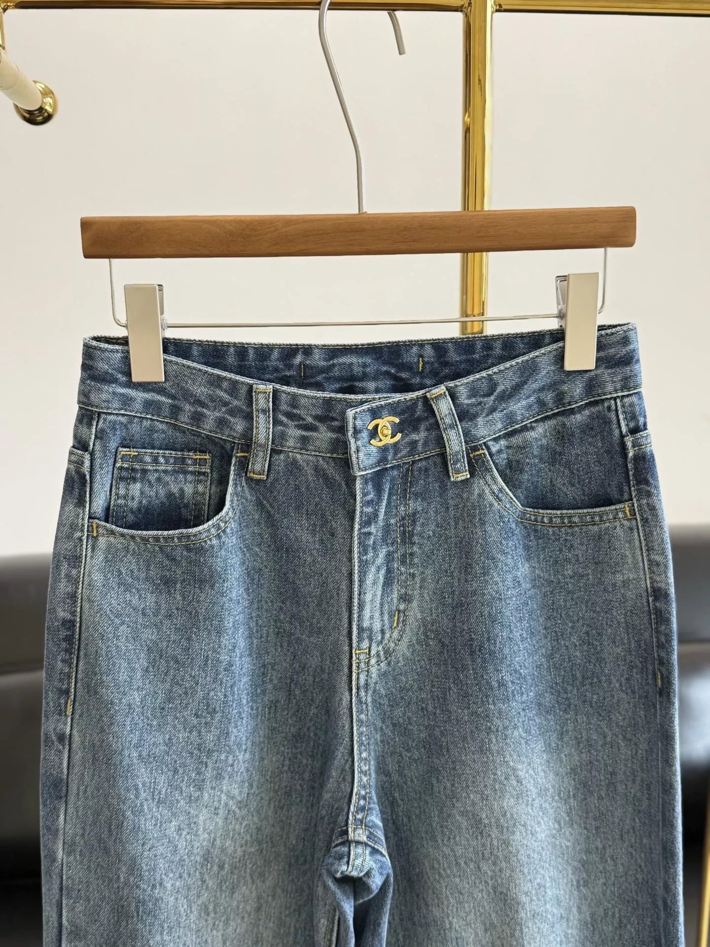 샤넬 후면 포켓 로고 스트레이트 데님 팬츠 상세 이미지 4