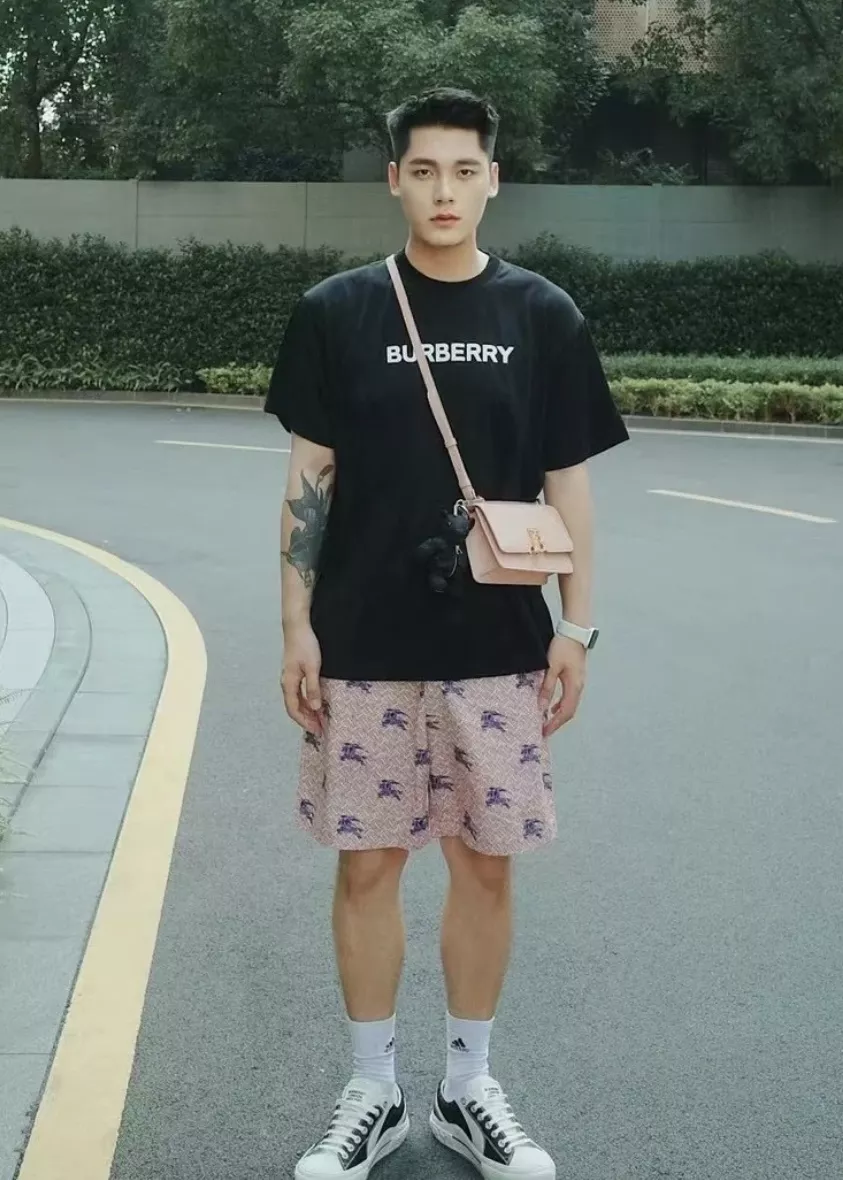 버버리 클래식 레터링 코튼 티셔츠 상세 이미지 25