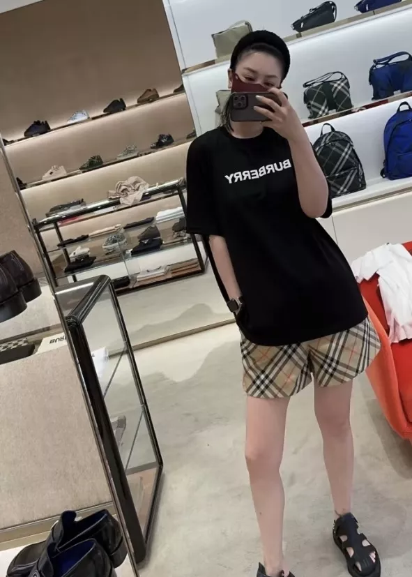 버버리 클래식 레터링 코튼 티셔츠 상세 이미지 37