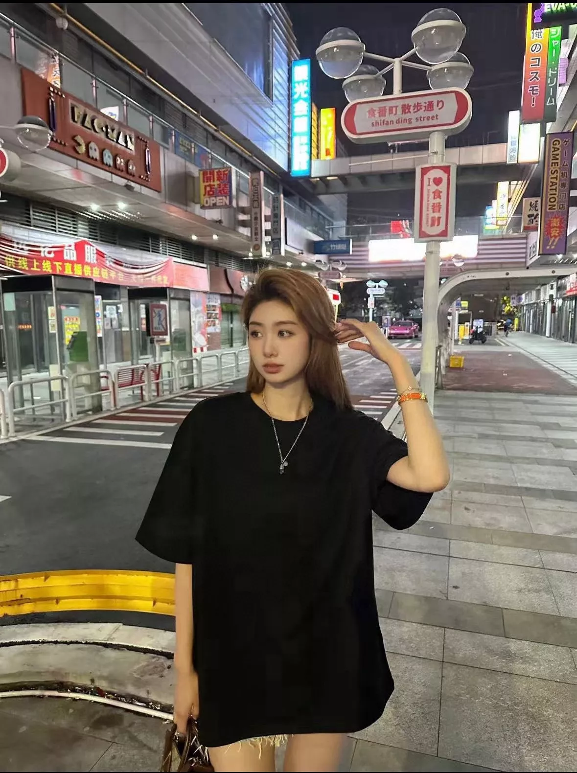 발렌시아가 워시드 큐빅 로고 반팔 티 상세 이미지 19