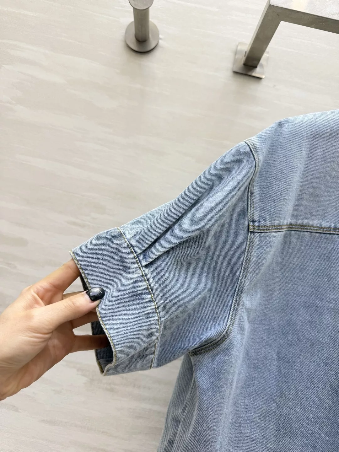 로에베 아나그램 자수 포켓 데님 셔츠 상세 이미지 3