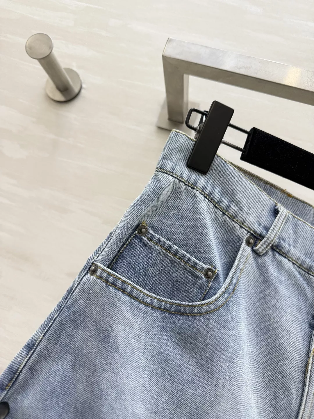 로에베 아나그램 자수 워싱 데님 쇼츠 상세 이미지 4