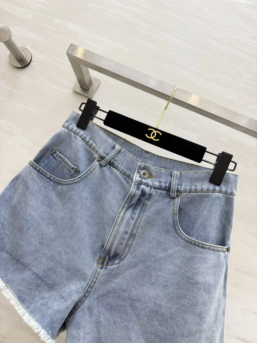 로에베 아나그램 자수 워싱 데님 쇼츠 상세 이미지 2