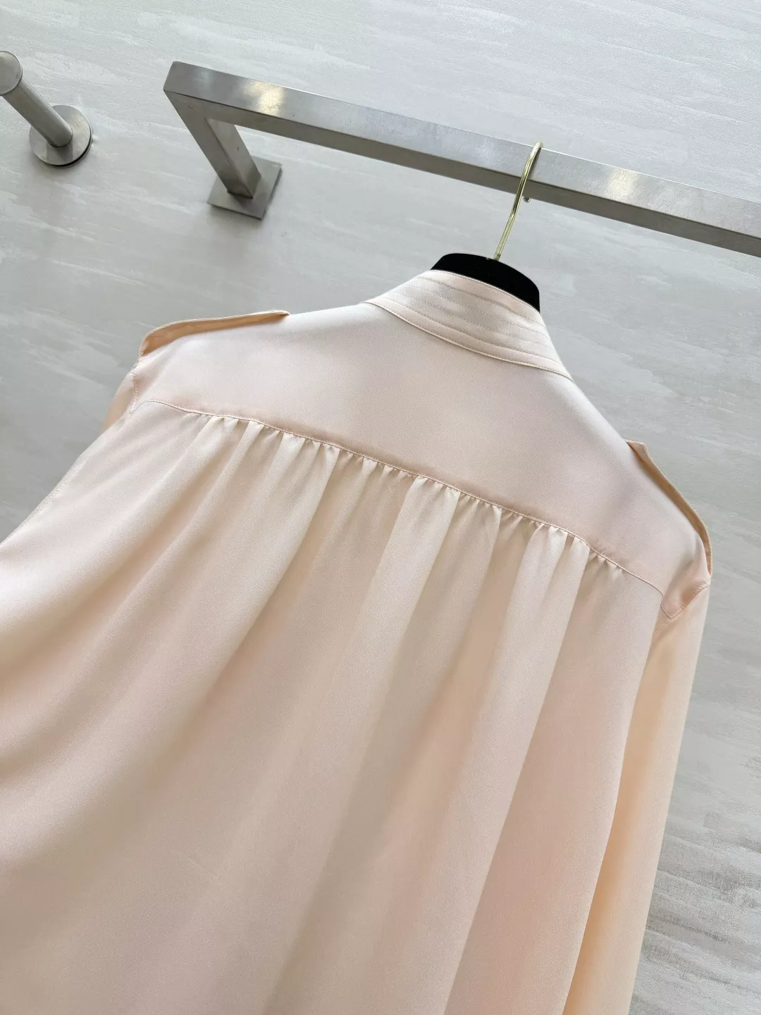 끌로에 스탠드칼라 포켓 셔츠 상세 이미지 8