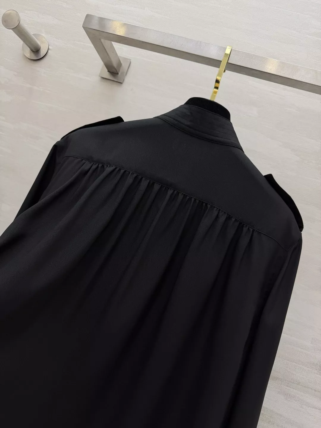 끌로에 스탠드칼라 포켓 셔츠 상세 이미지 25