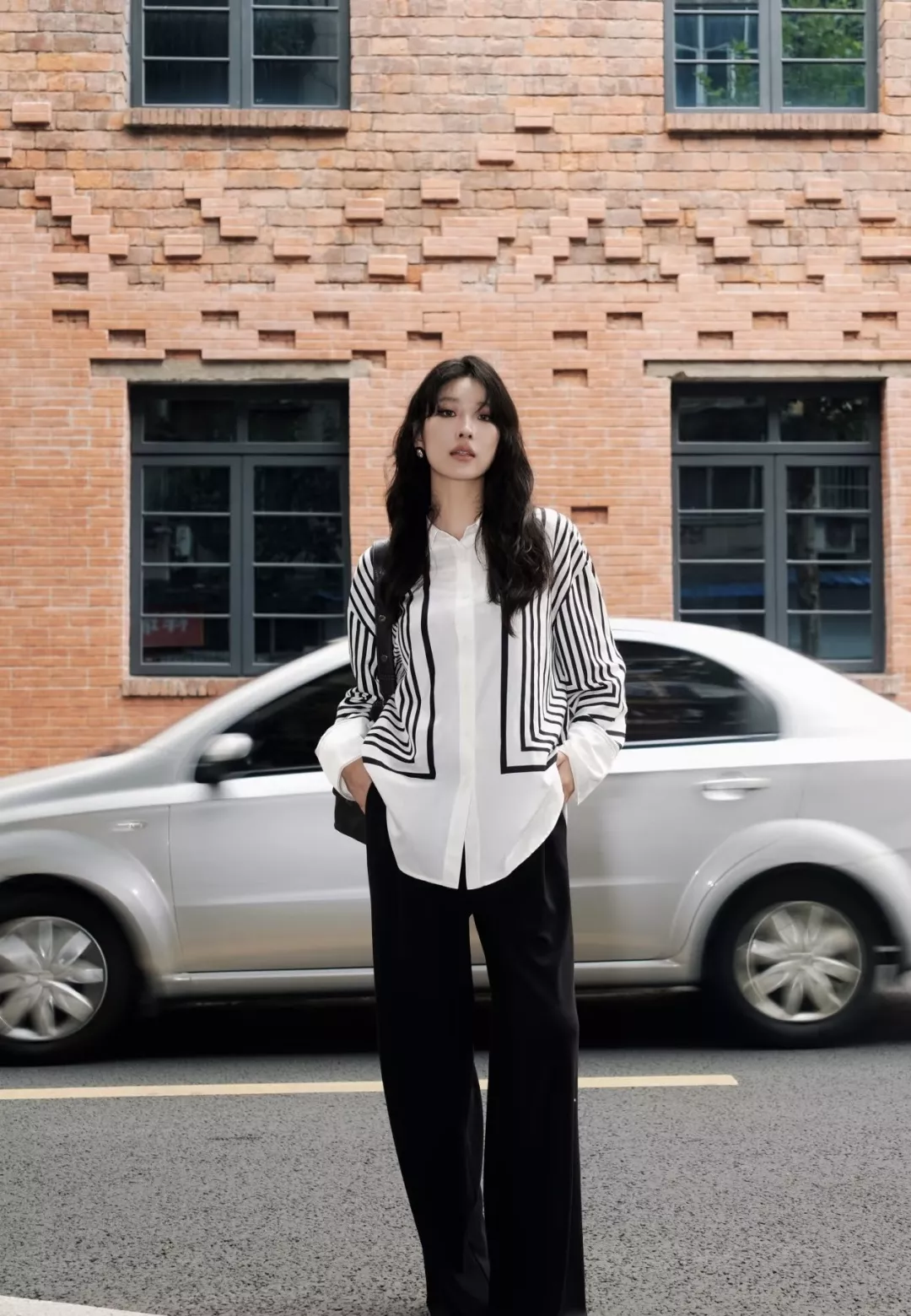 입생로랑 블랙 화이트 스트라이프 실크 셔츠 상세 이미지 10