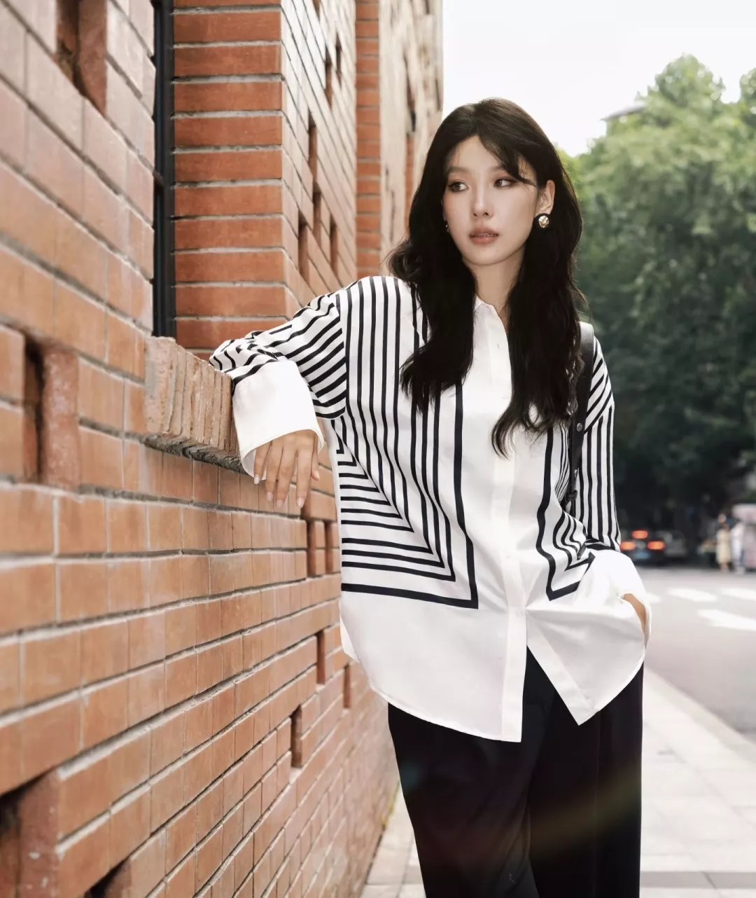 입생로랑 블랙 화이트 스트라이프 실크 셔츠 상세 이미지 12
